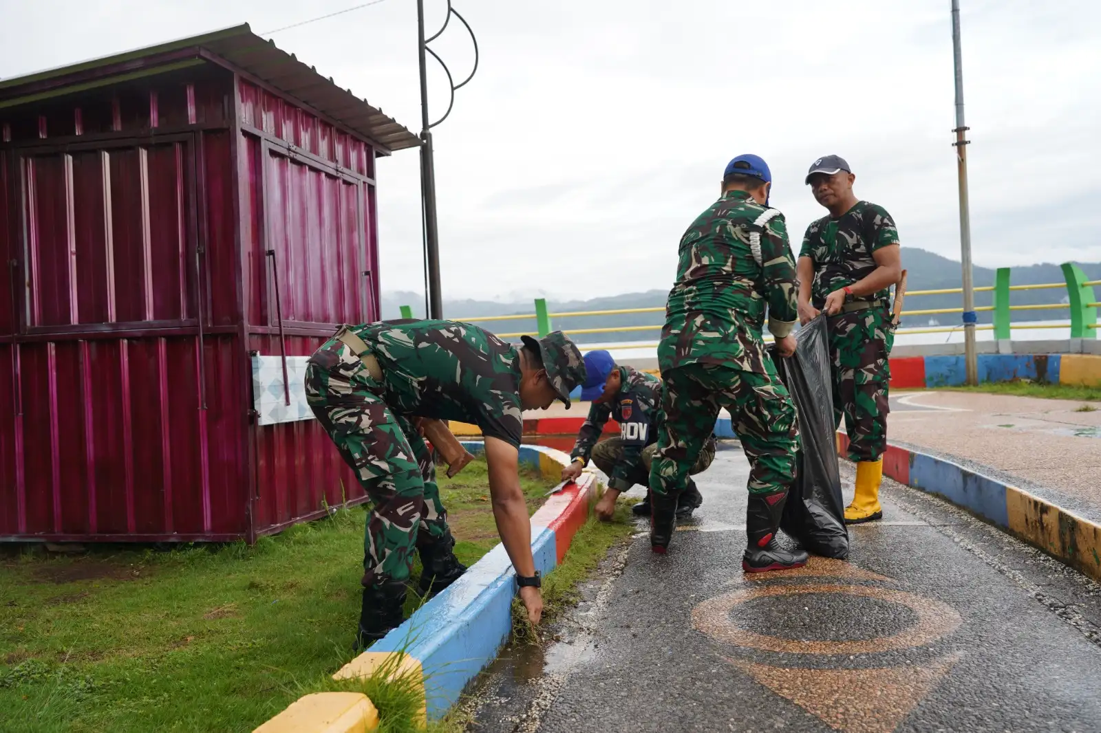 KARYA BAKTI JUM'AT BERKAH: Prajurit Korem 151/Biniaya  Bersihkan Lingkungan Pantai Wainitu