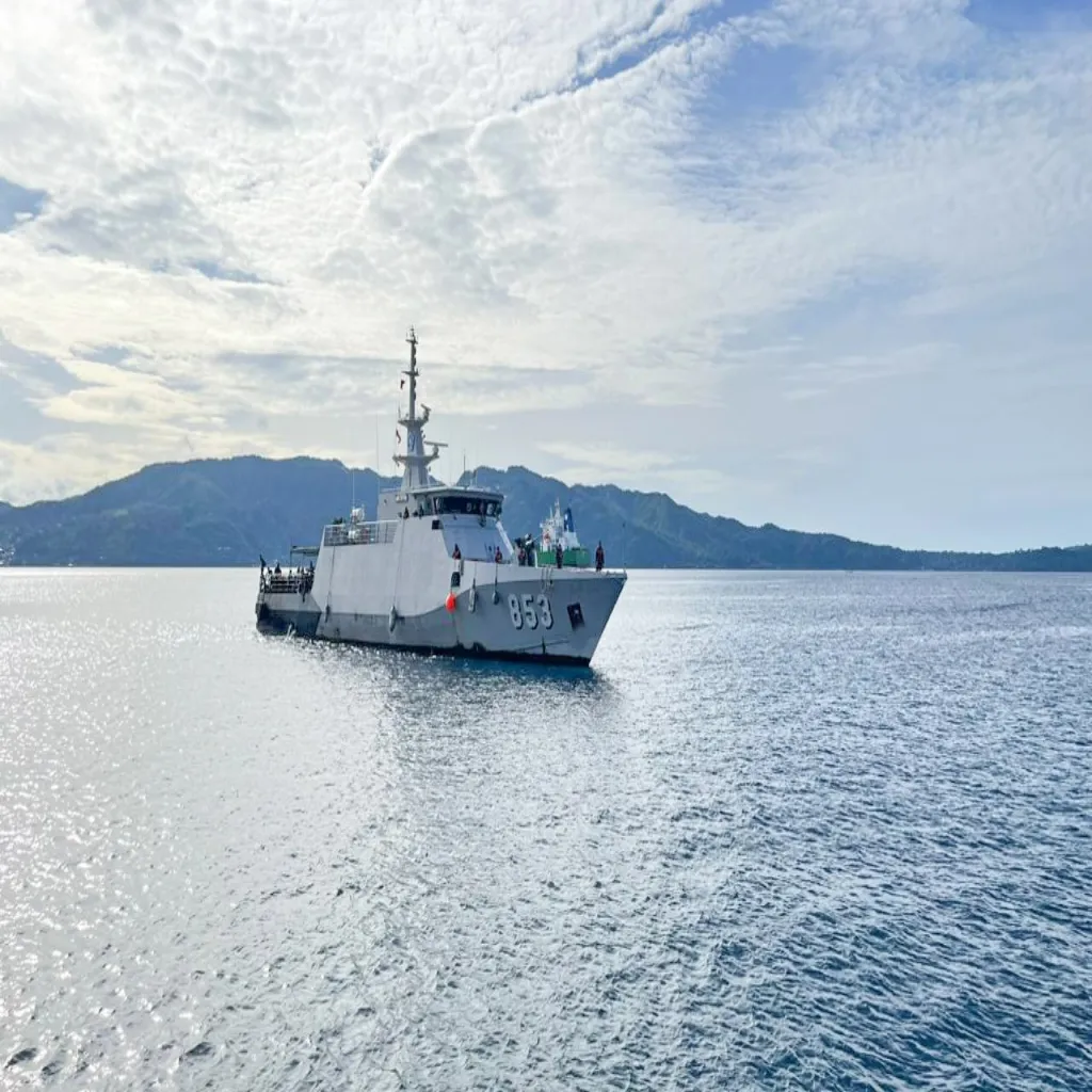 Perkuat Keamanan Laut, KRI Tatihu-853 Tiba di Dermaga Tawiri Kodaeral IX dalam Misi Perisai Sura-26
