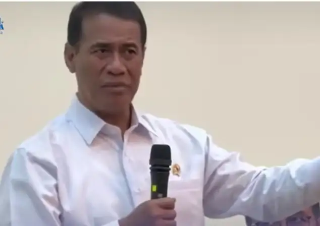 SECARA POLITIK TAK UNTUNGKAN PRABOWO!” Mentan Amran Pasang Badan Bela MBG yang Dihujani Kritik
