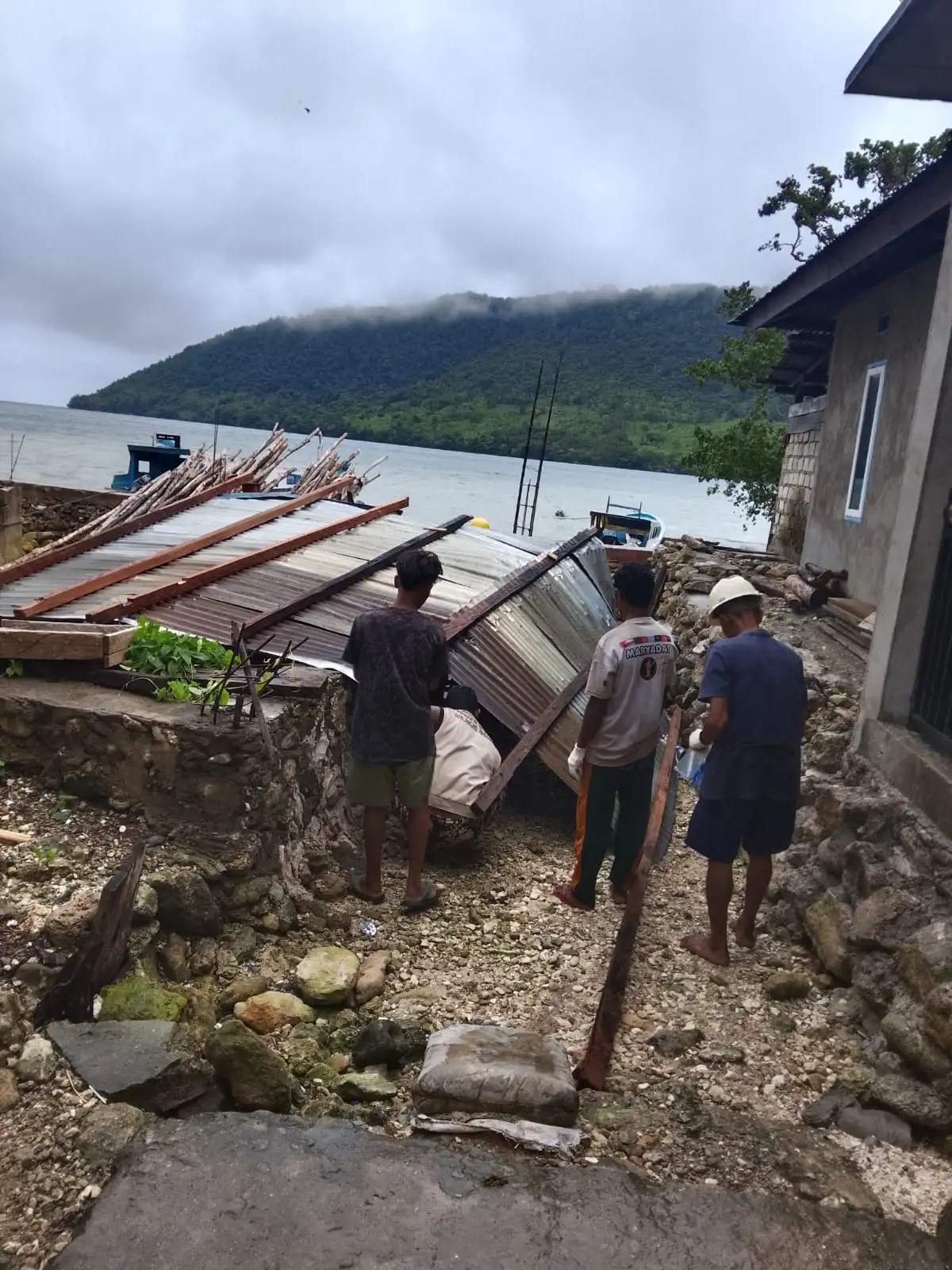 PUTING BELIUNG HANTAM OHOI WAER, TIGA RUMAH RUSAK — BUPATI MALRA TURUN TANGAN, WARGA DIMINTA BERSABAR