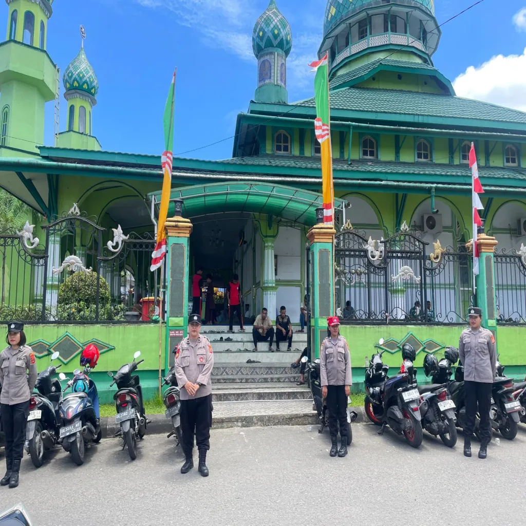 Polwan Polda Maluku Amankan Ibadah Sholat Jumat di Sejumlah Masjid di Ambon