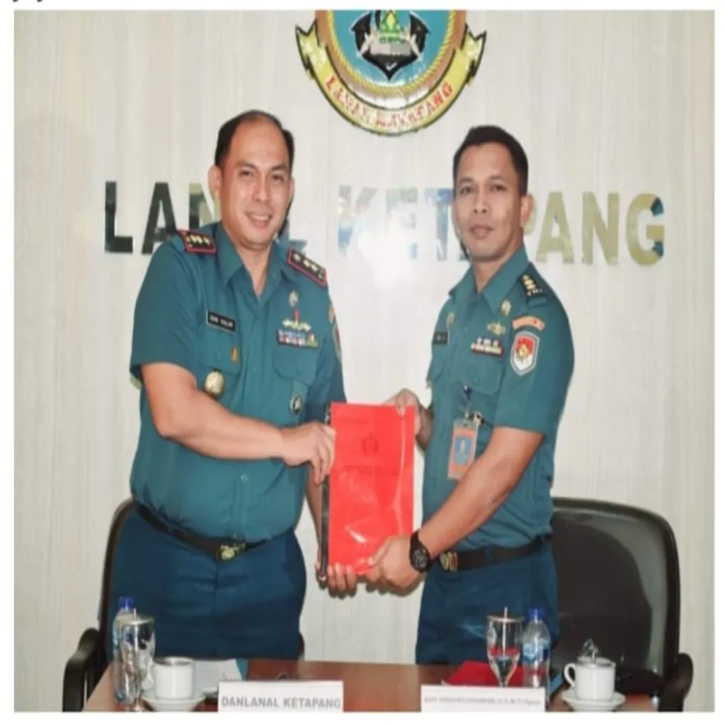Jelang sertijab Letkol Laut (P) Ivan Halim, S.H., M.Tr. Opsla menyerahkan memorandum resmi kepada Letkol Laut (P) Avif Hidayaturohman, S.T., M. Tr. Opsla