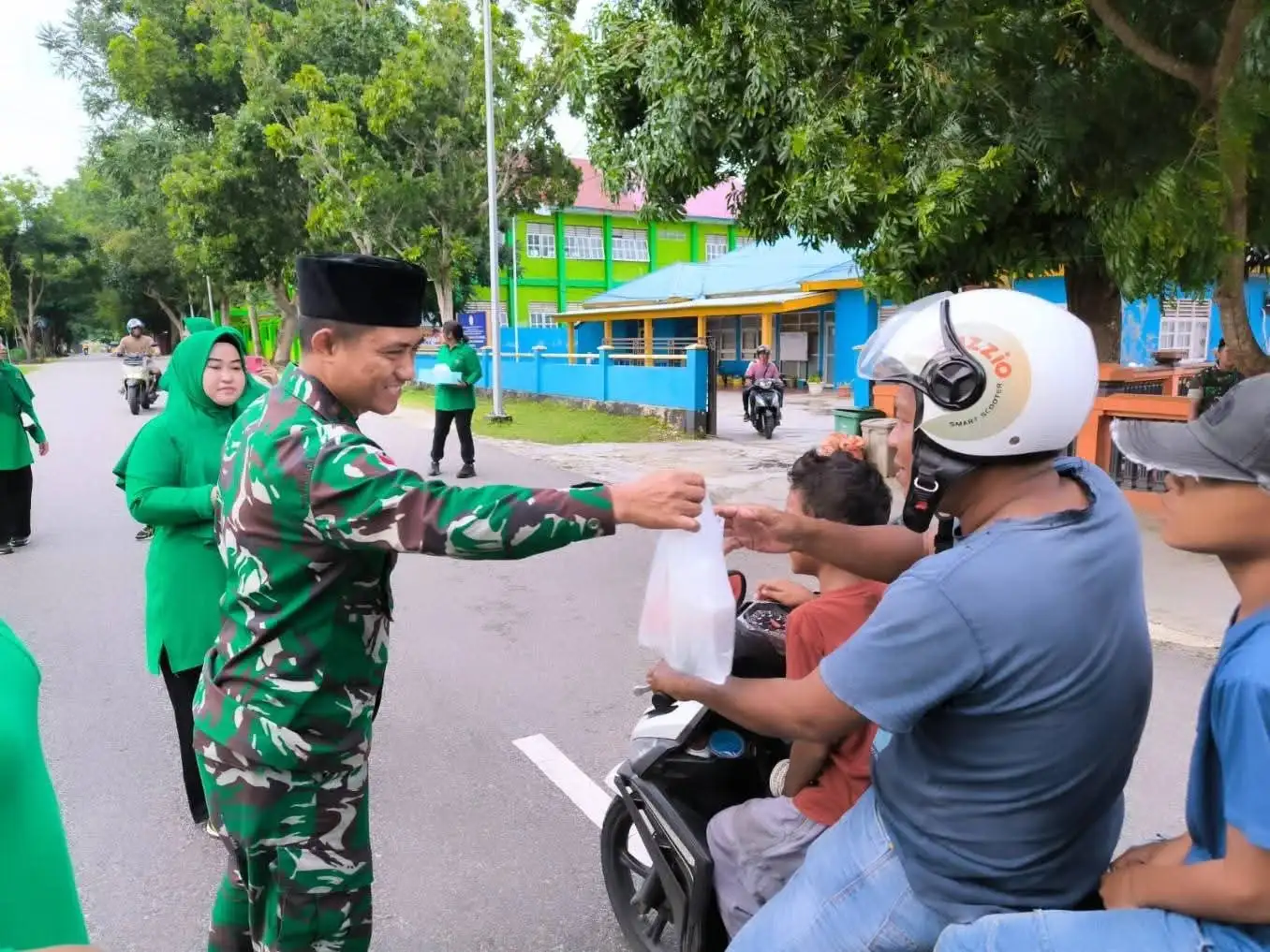 Kodim 1503/Tual dan Persit Berbagi Takjil di Maluku Tenggara, Pererat Kedekatan dengan Masyarakat