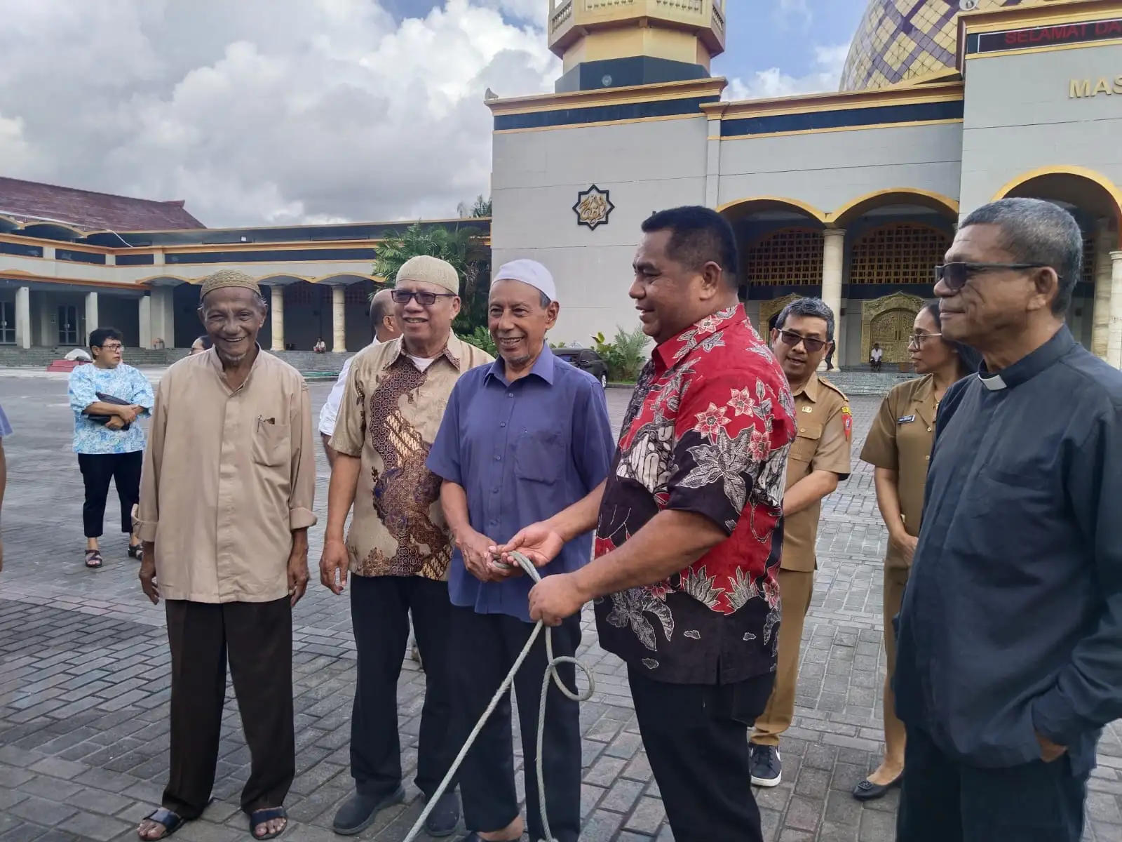 Sebar Berkah di Tiga Lokasi, Ketua DPRD Maluku: Berkurban Adalah Wujud Nilai Kemanusiaan Sejati