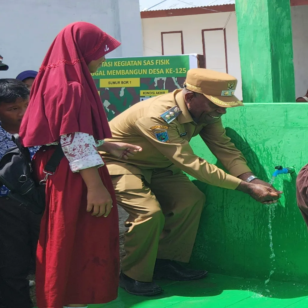 Donatus Nimbitkendik Tersenyum Bahagia Saksikan Hasil TMMD di Fakfak