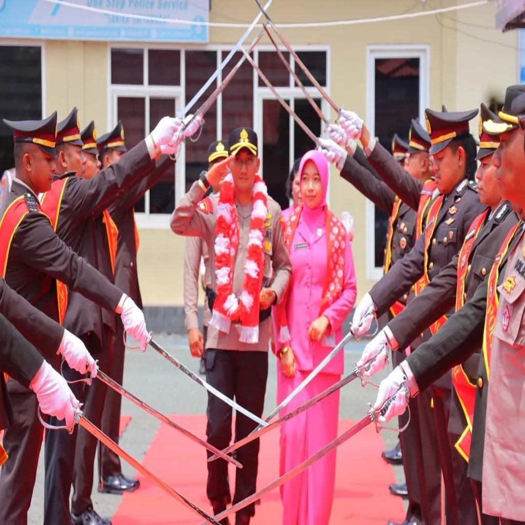 SAAT PENJEMPUTAN KAPOLRES TUAL DI IRINGI DENGAN SESI ADAT KEI.