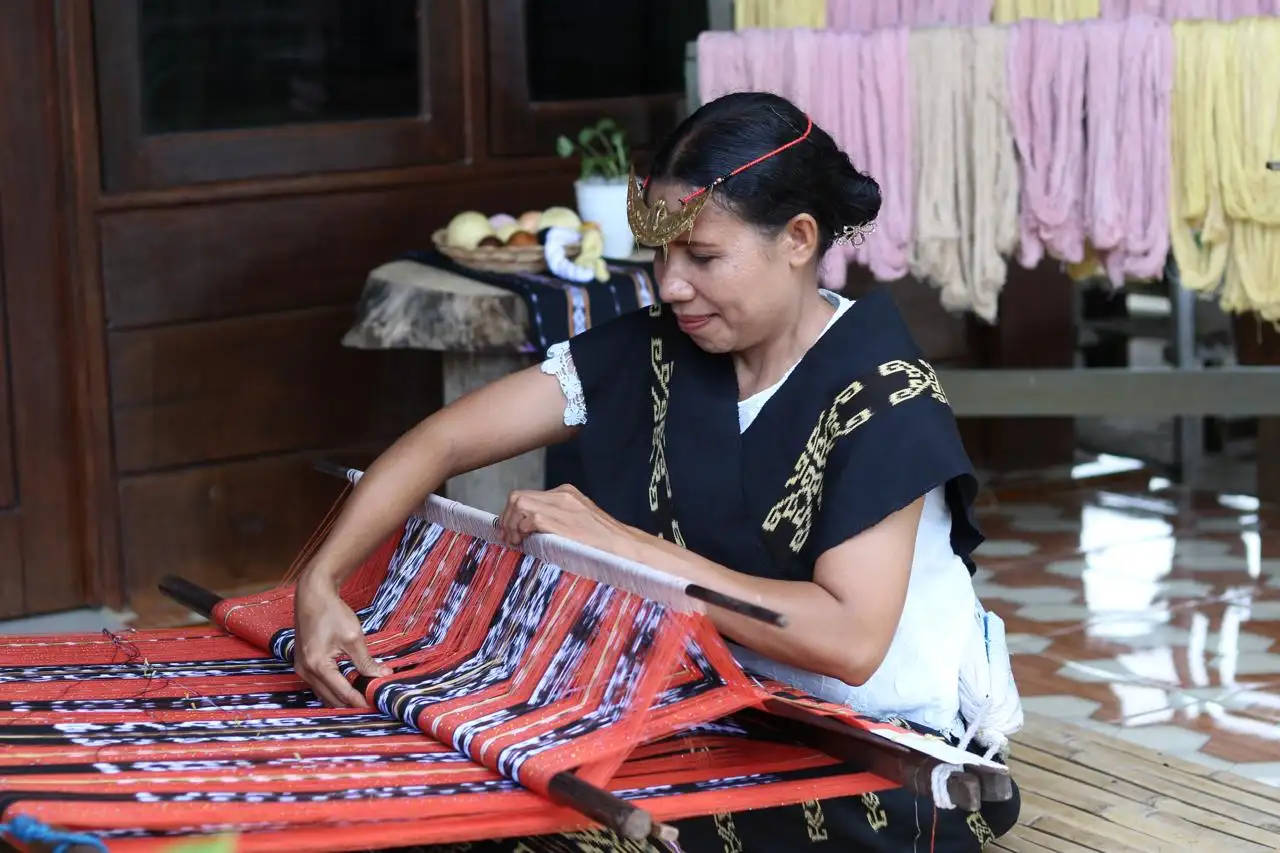 Pesona Tenun Tanimbar Menuju Panggung Nasional di Ajang Persit Bisa 2