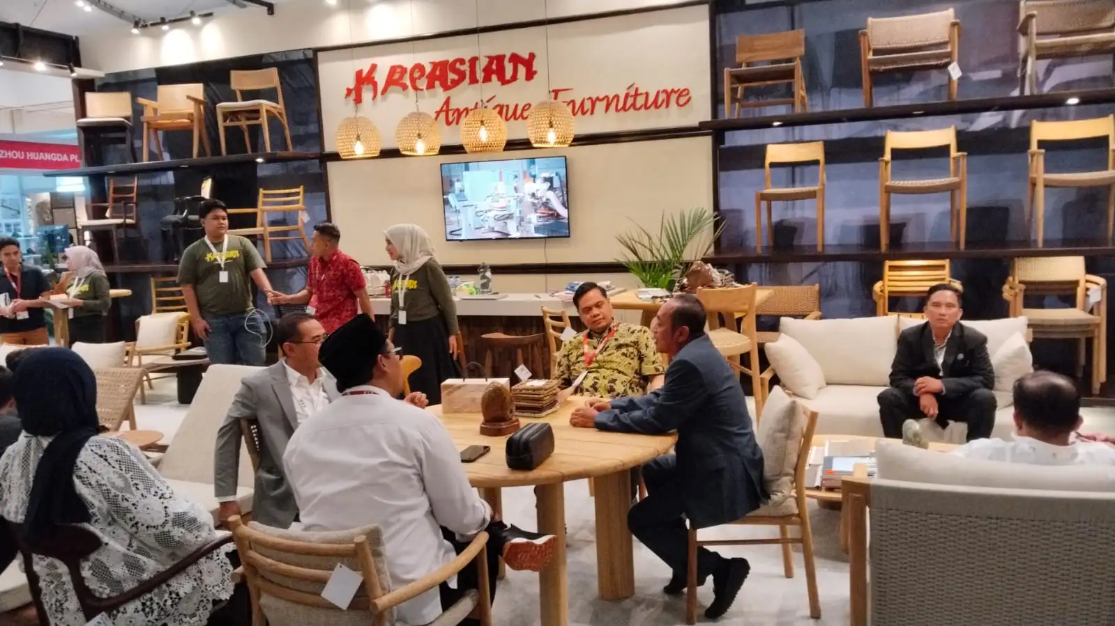 Bupati  Jepara Witiarso Utomo Kunjungi Stand CV Kreasian Antique Furniture di IFEX 2026 ICE BSD Tangerang
