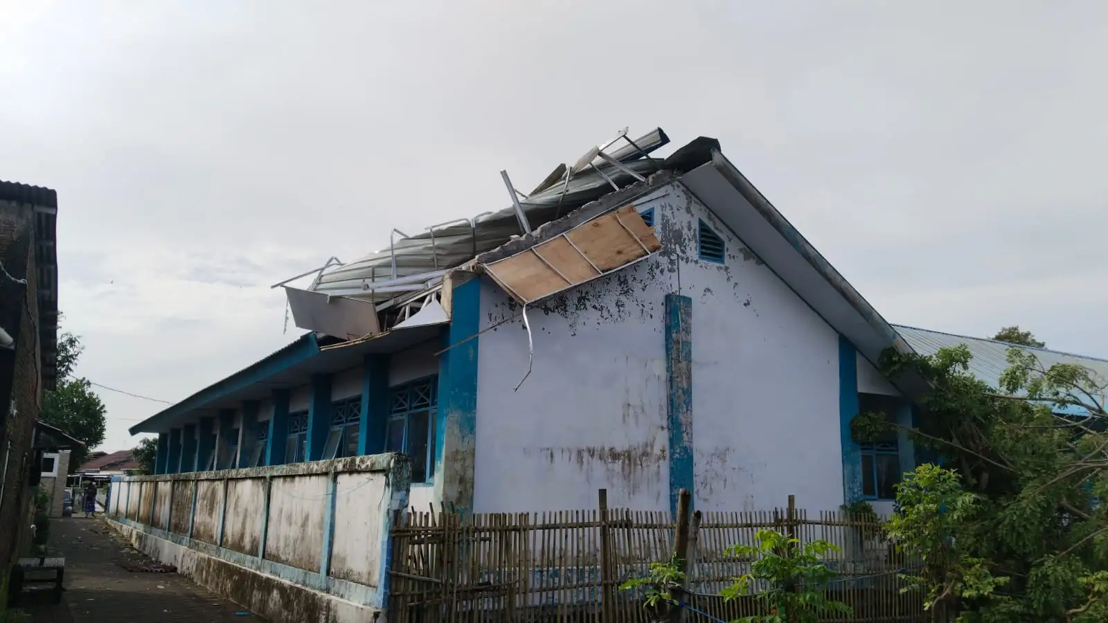 Puting Beliung Terjang Makassar Jelang Sahur, Atap SMPN 55 Terangkat dan Rumah Warga Rusak