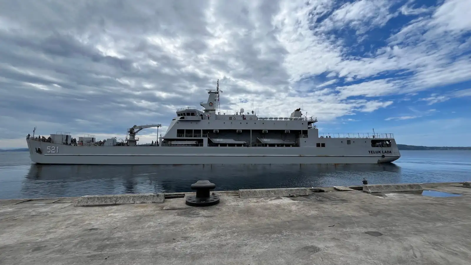 KRI Teluk Lada-521 Kembali Bertolak dari Dermaga Ksatriaan Tawiri Kodaeral IX