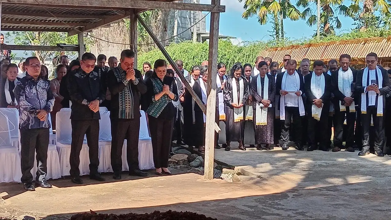 Gubernur Maluku Hadiri Ibadah dan Letakkan Batu Penjuru Pastori Jemaat GPM Imanuel Karang Panjang