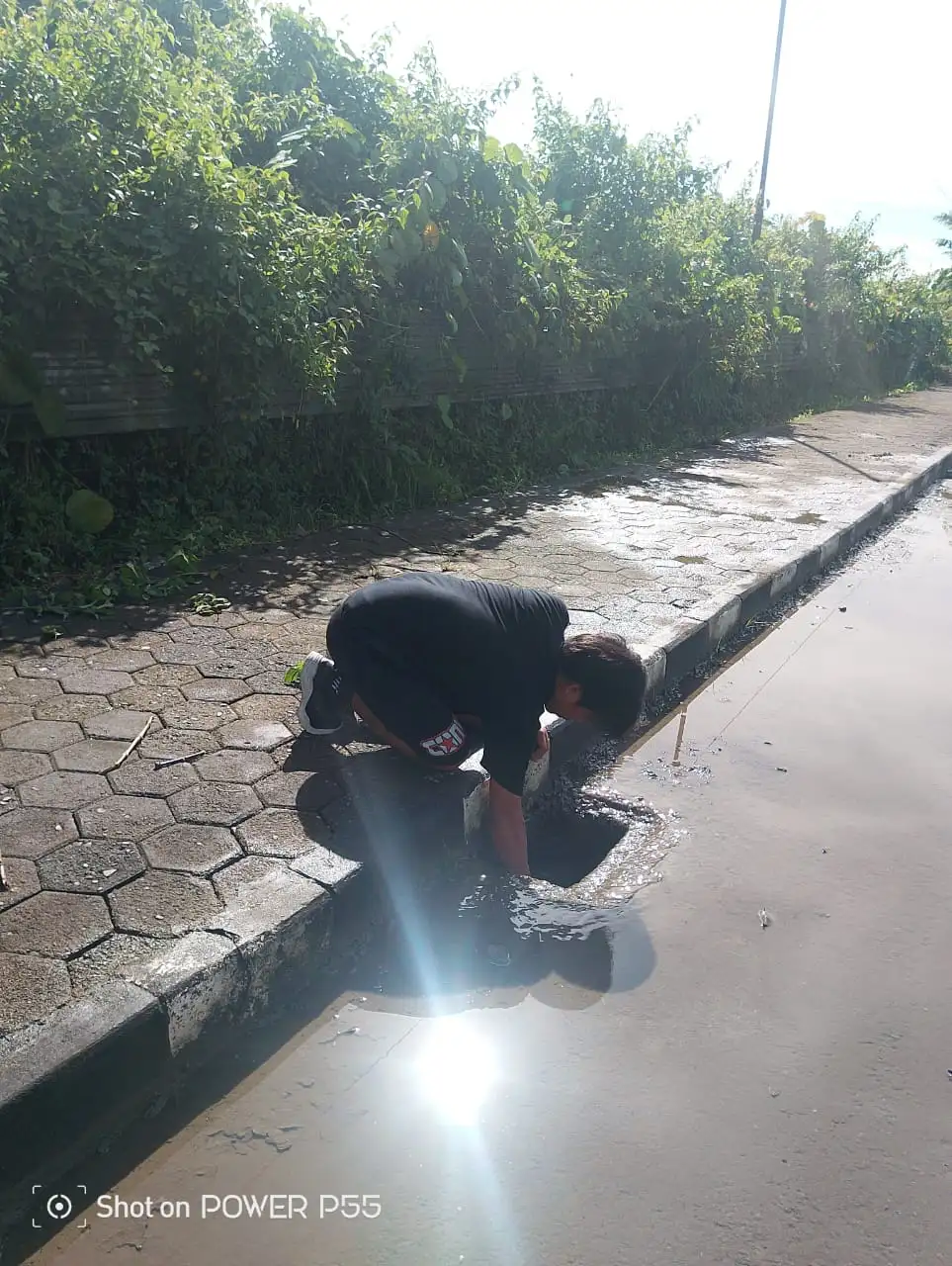 Saat Banyak Hanya Mengeluh, Pemuda Asal Jawa Ini Turun ke Selokan Selamatkan Jalan di Timika