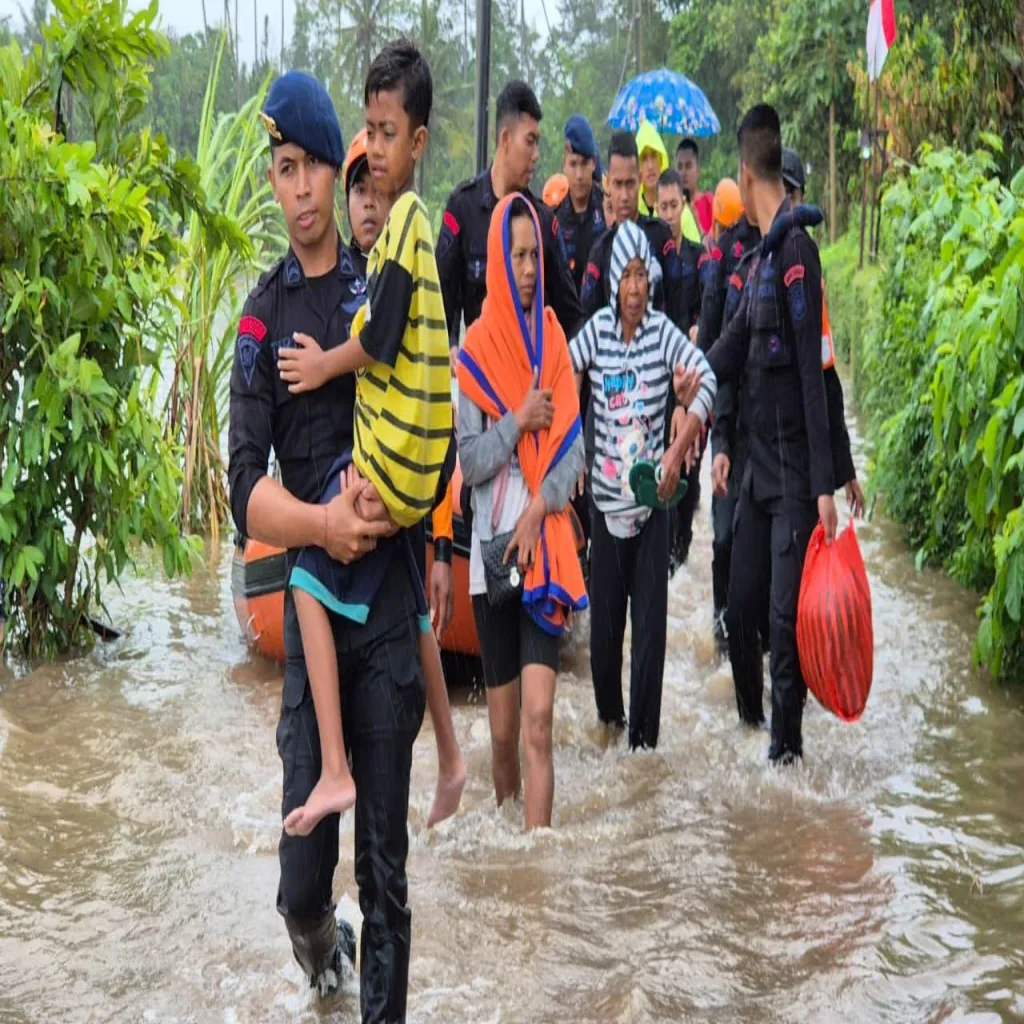 Banjir dan Longsor di Bali, Polri Bantu Evakuasi Warga Terdampak