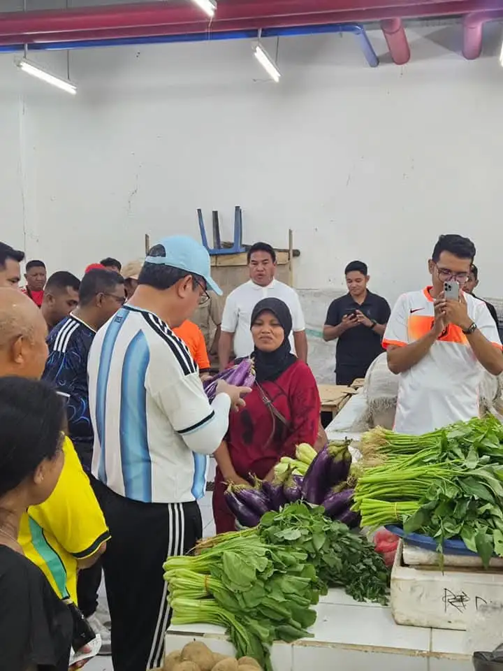Senam Bersama di Pasar Mardika, Gubernur Maluku Tinjau Harga Pangan dan Belanja Produk Pedagang Lokal