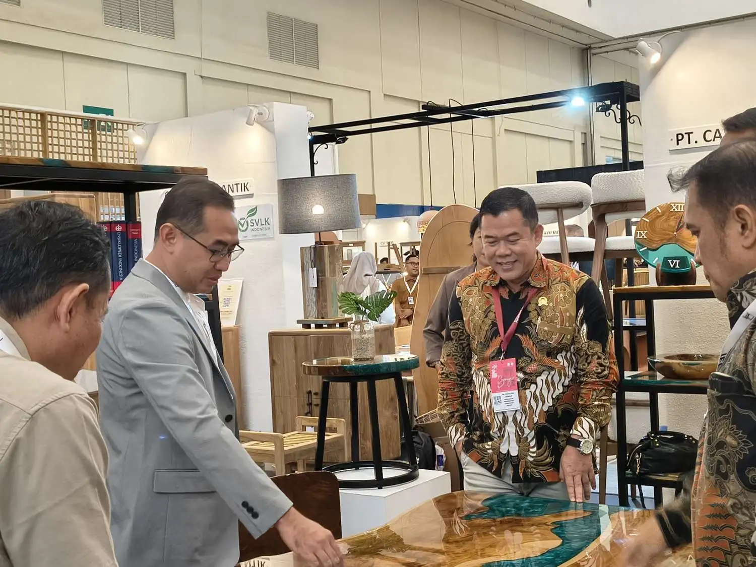 Ketua DPRD Agus Sutisna Kunjungi Paviliun Jepara  Pameran Mebel IFEX 2026 Di ICE BSD Tangerang