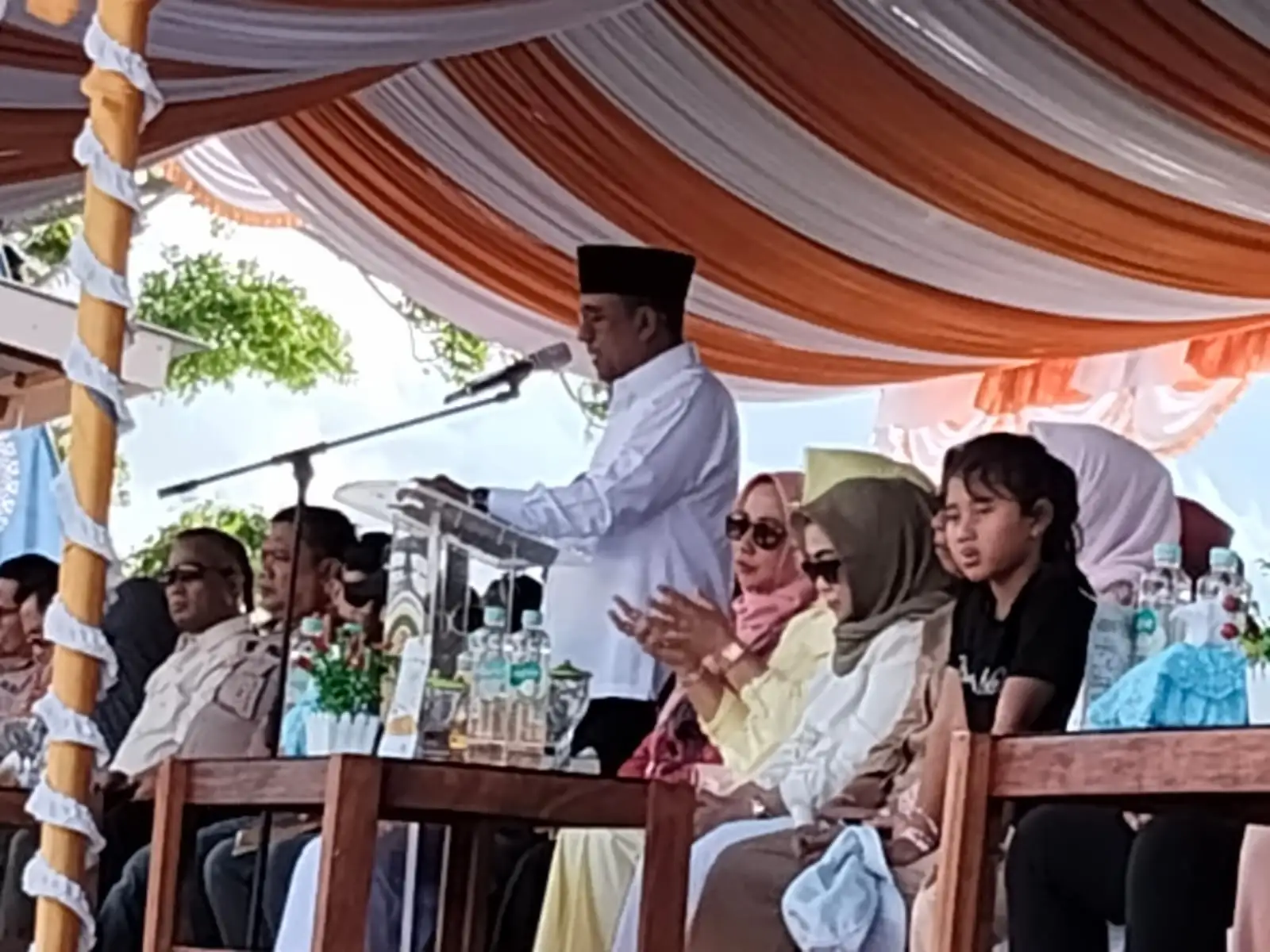 Hadiri Budaya Adat Atraksi Pukul Sapu Lidi, Buapati Maluku Tengah Tekankan Kekuatan Dalam Kebersamaan.