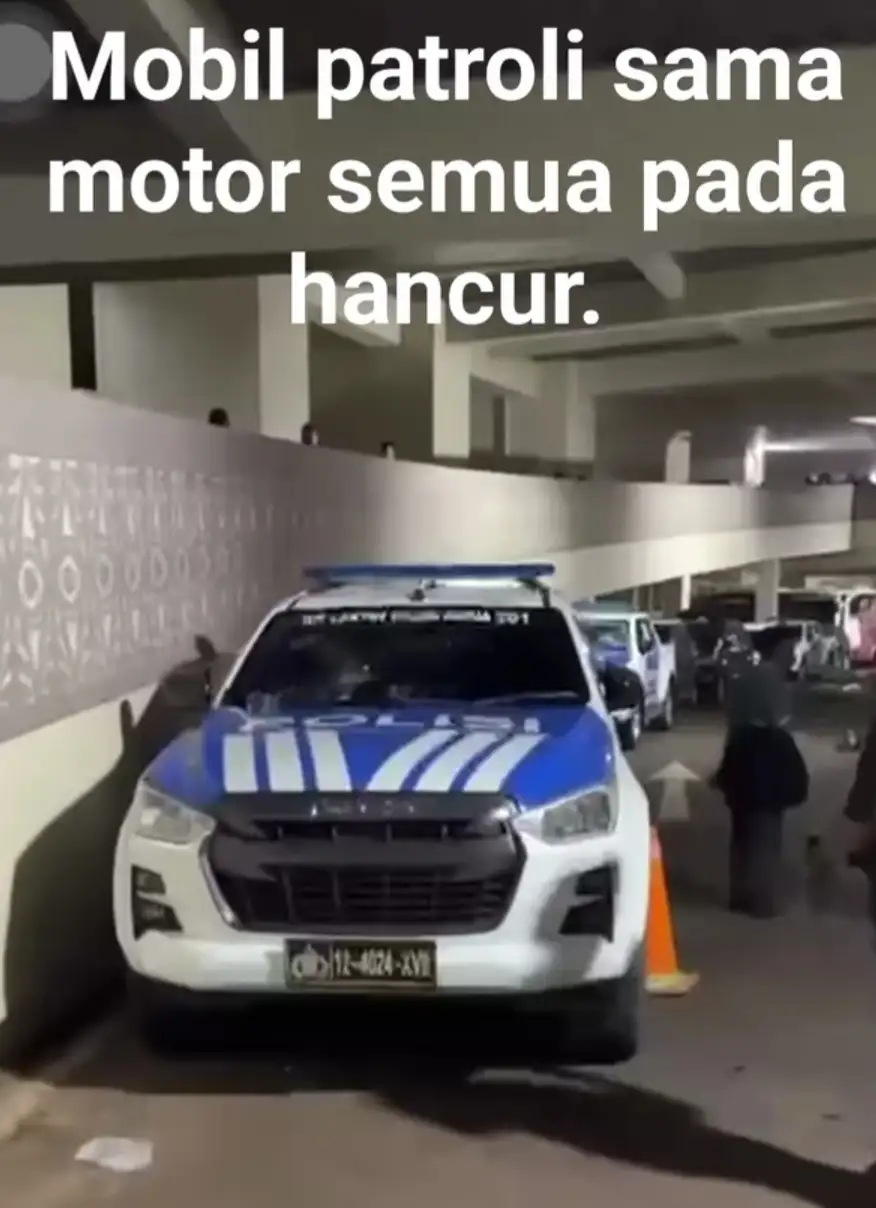 Stadion Papua Bangkit Membara: Massa Mengamuk, Puluhan Kendaraan Polisi Lenyap dan Dibakar