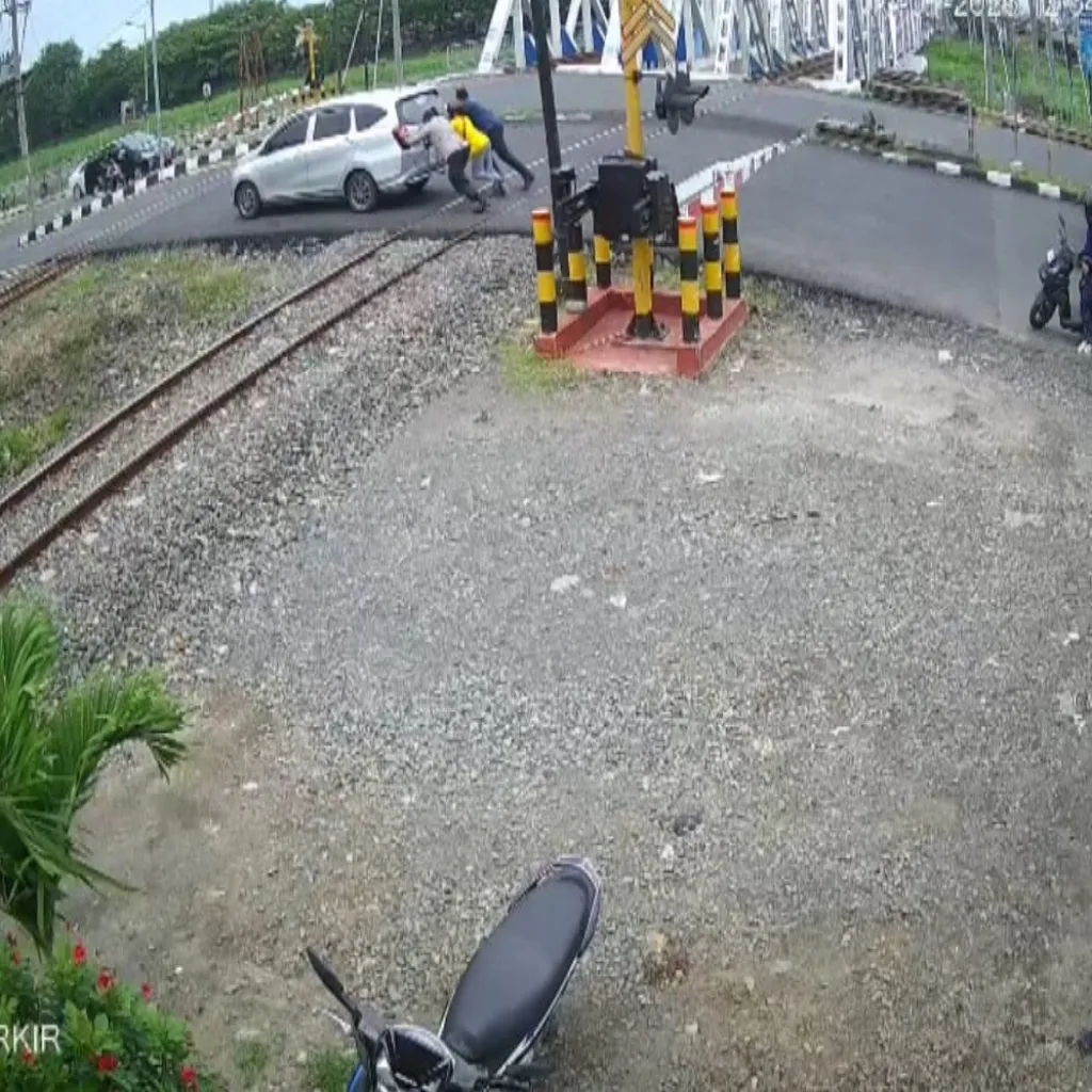 Kesigapan Kabid Humas Polda Jateng, Selamatkan Mobil Mogok dari Perlintasan Kereta Api