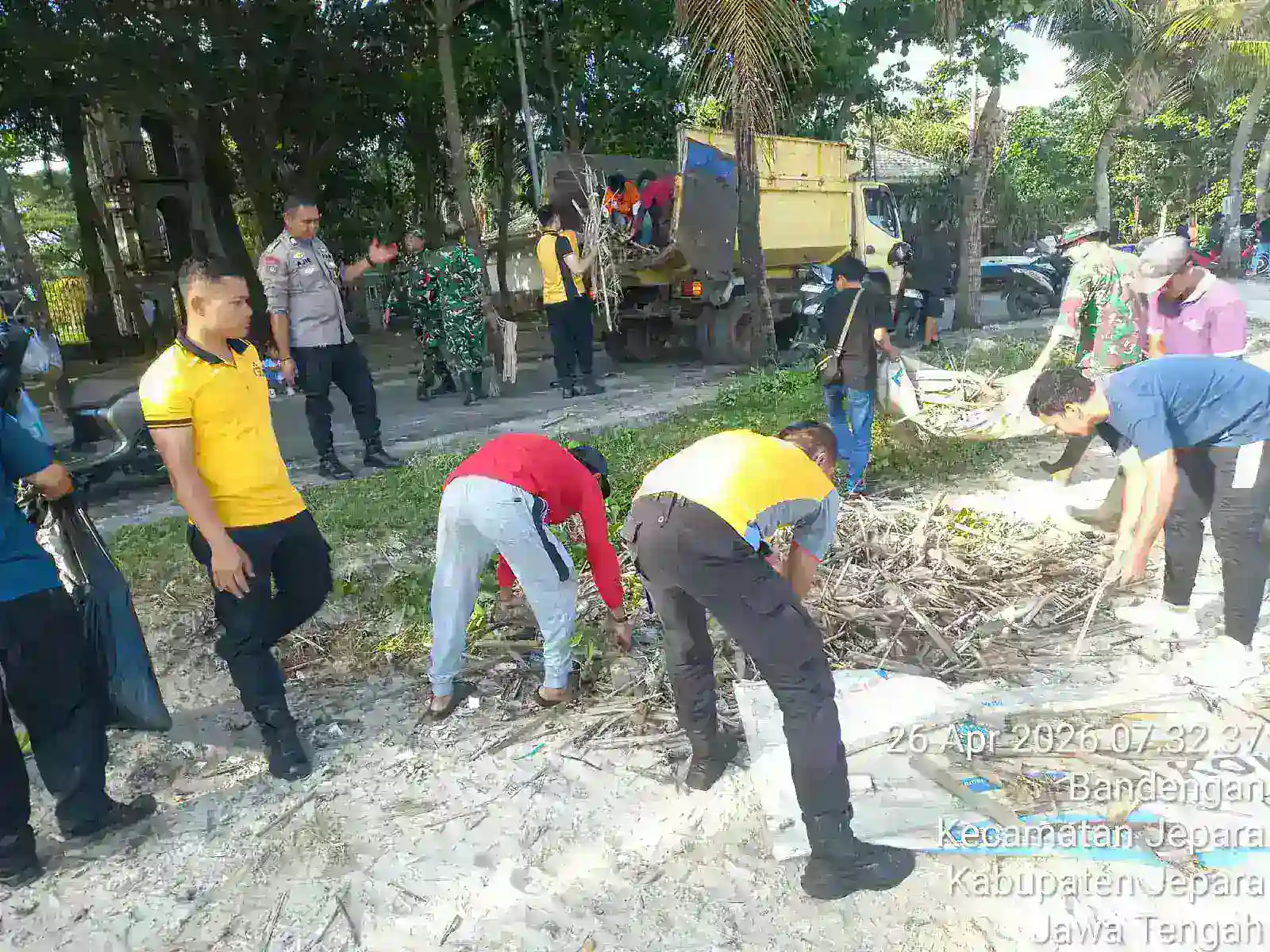 Sinergi Polri dan Komunitas, Polsek Mlonggo Bersama Elemen Masyarakat Gelar Aksi Bersih Pantai di Mororejo