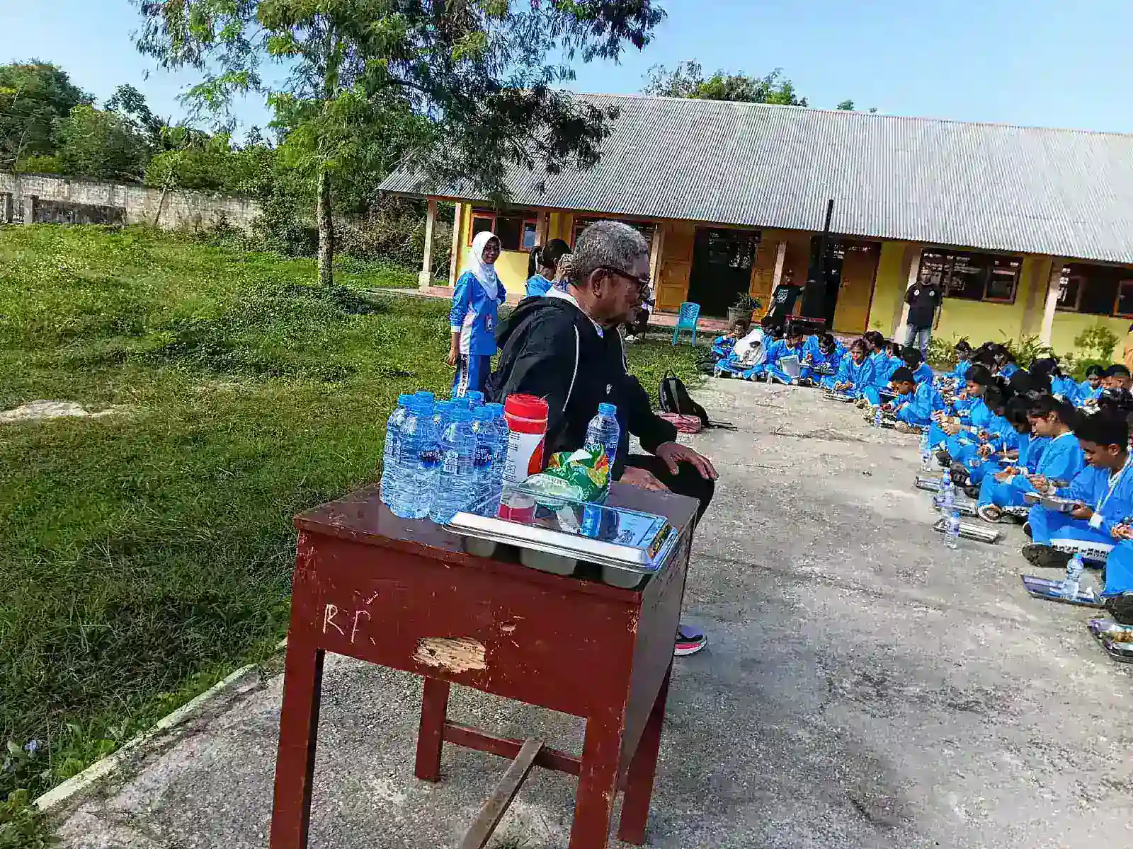 Sidak ke SMP Unggulan Ohoijang, Bupati Hanubun Pastikan Siswa Belajar Nyaman dan Makan Bergiz