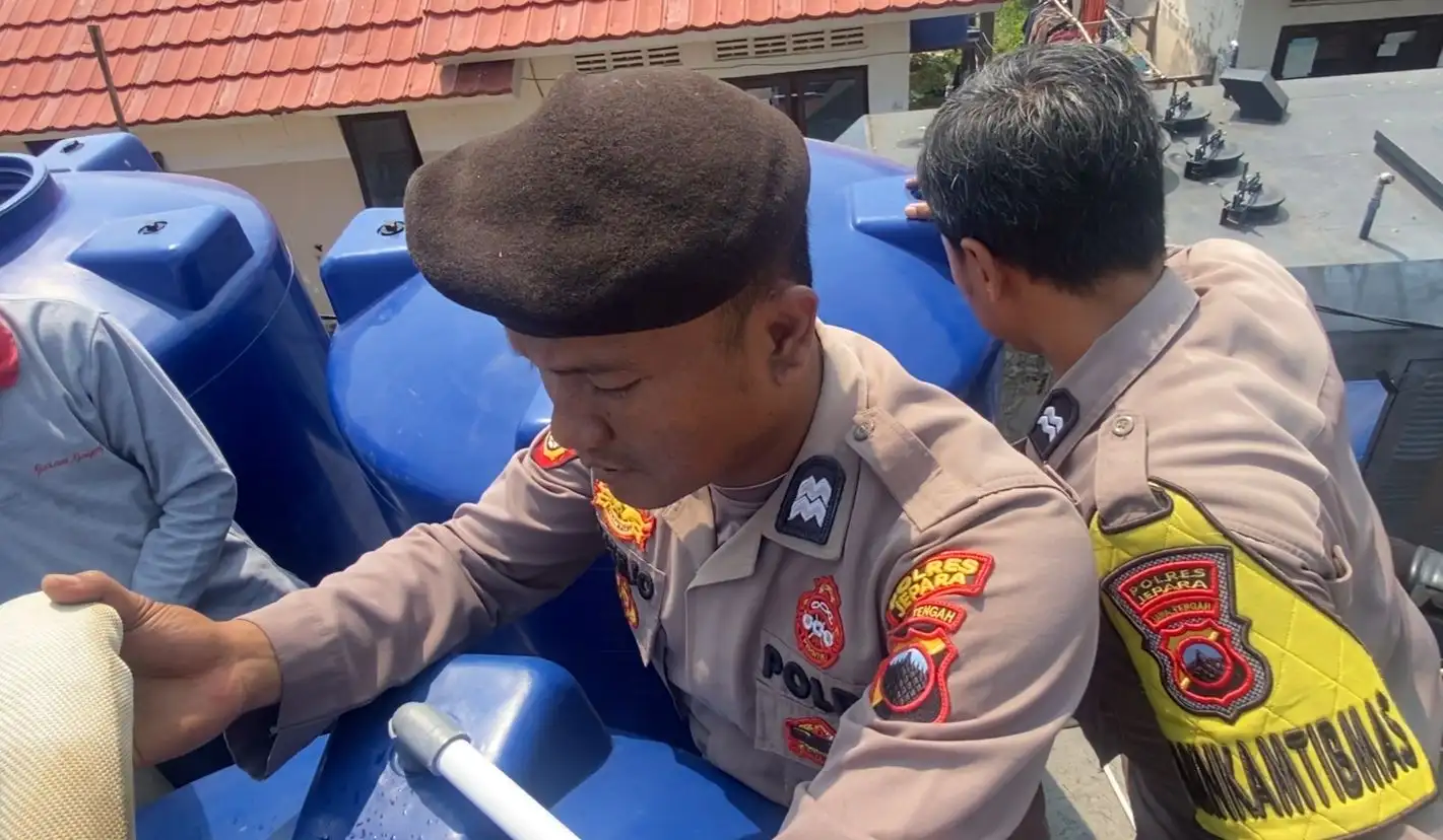 Polres Jepara Gerak Cepat Salurkan 6.000 Liter Air Bersih Giat Bakti Sosial Menyambut Hari Bhayangkara Ke 80