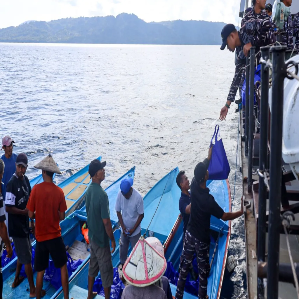 KODAERAL IX BAGIKAN RATUSAN  PAKET SEMBAKO UNTUK NELAYAN DI TENGAH LAUT