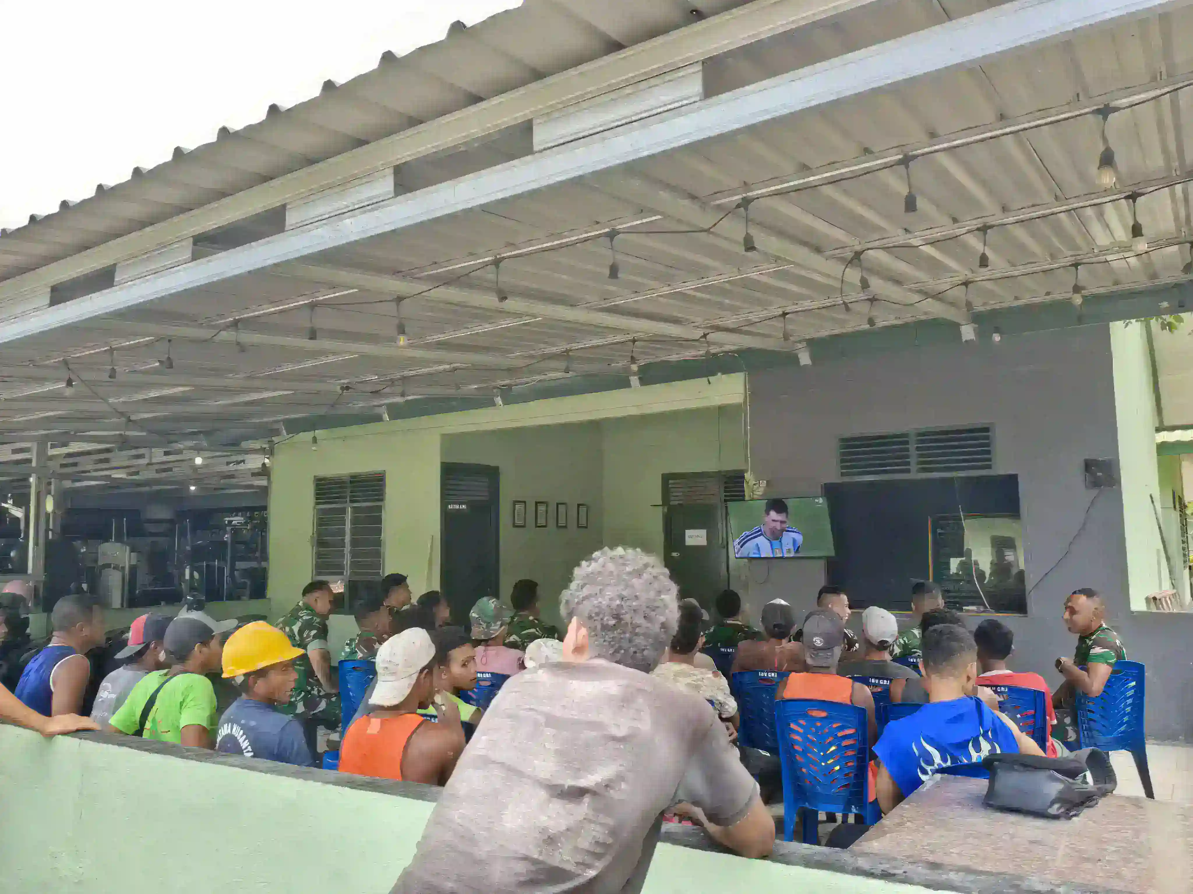 TNI dan Rakyat Berbaur, Nobar Seru Penuh Keakraban di Denkav 5/BLC