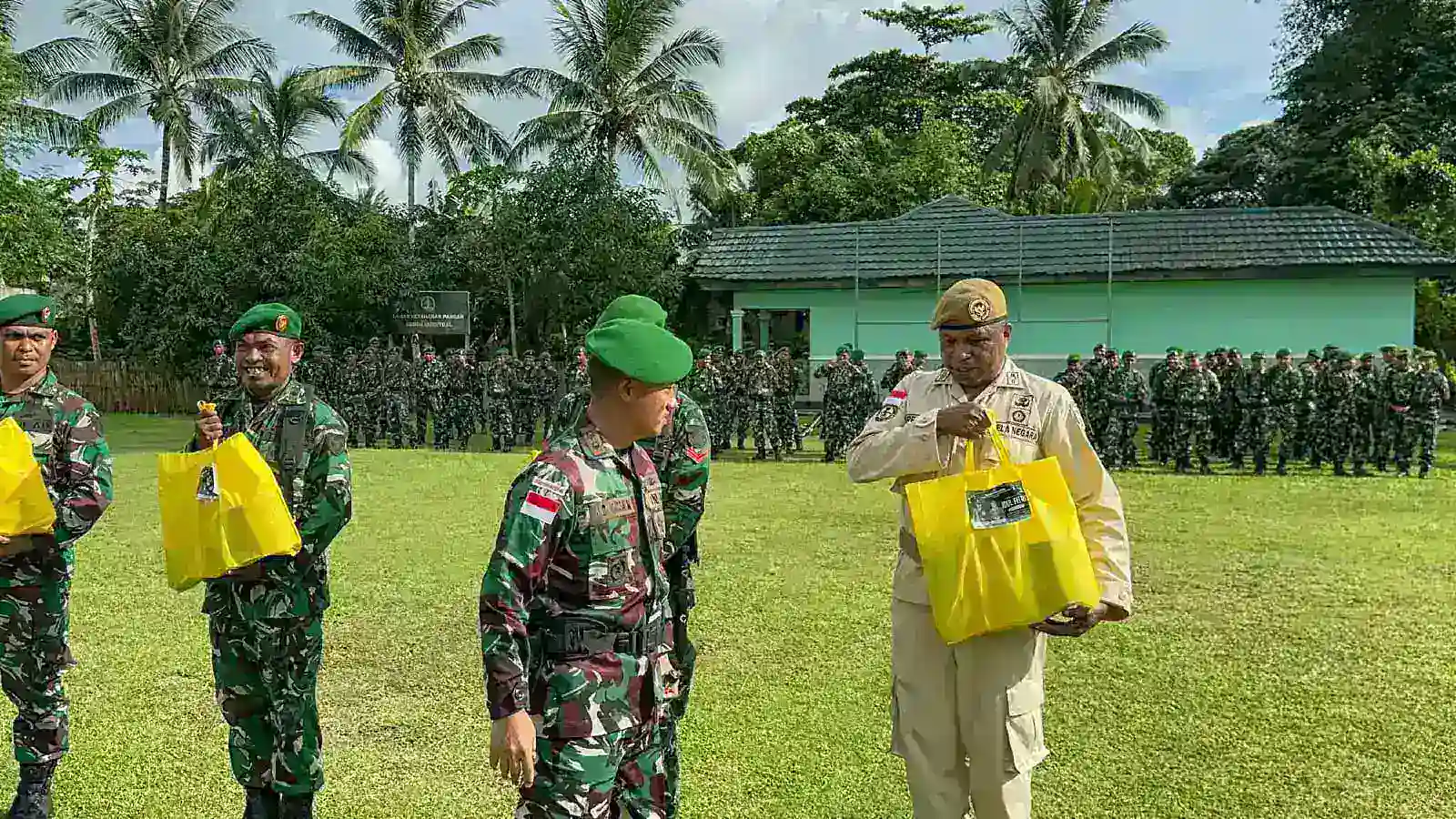 Solidaritas di Tengah Ramadan, Kodim 1503/Tual Bagikan Bingkisan Lebaran Usai Upacara 17-an