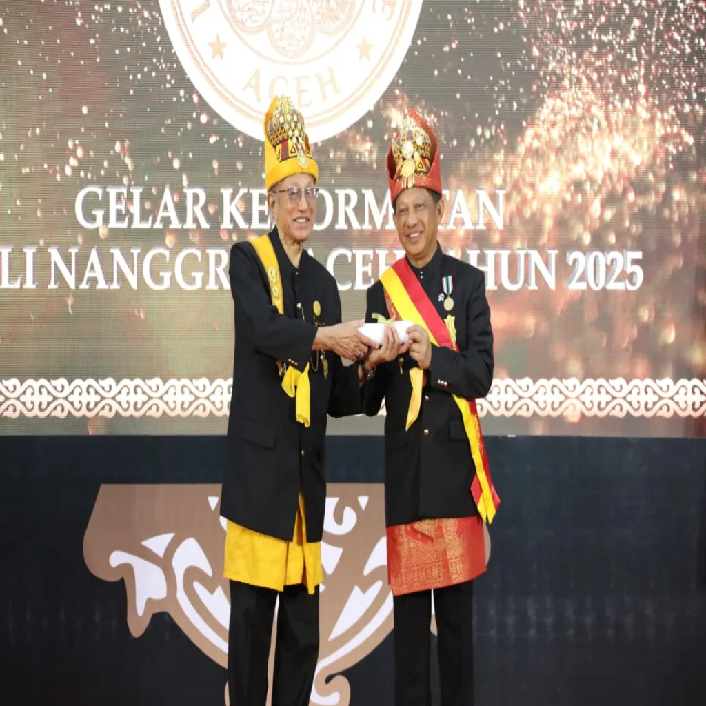 Mendagri Tito Terima Gelar Kehormatan 