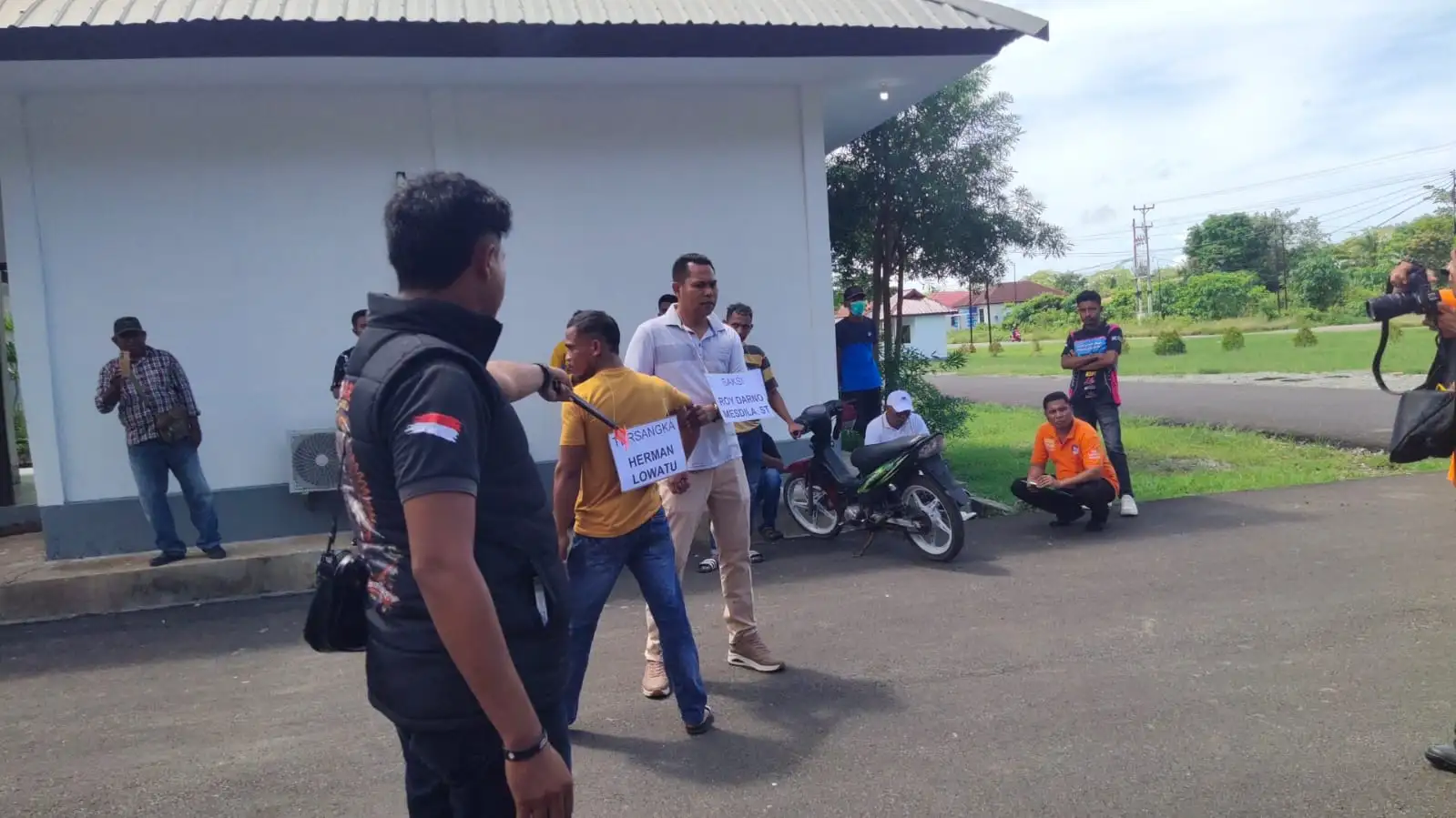 Rekonstruksi Pengeroyokan Jurnalis di Tiakur: Polisi Dalami Peran Pelaku dan Saksi DPRD