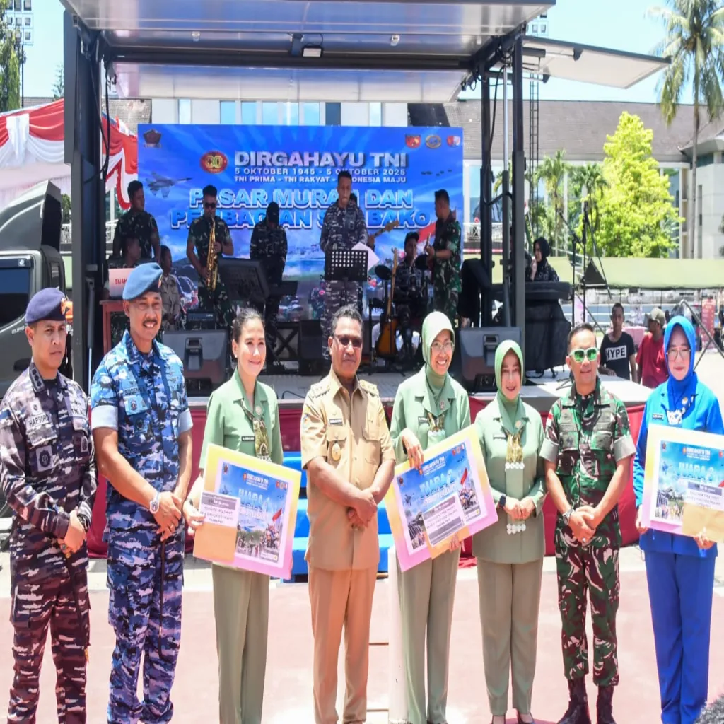 TNI PRIMA-TNI RAKYAT-INDONESIA MAJU, SINERGI TNI DI MALUKU GELAR PASAR MURAH DAN PEMBAGIAN SEMBAKO SONGSONG HUT TNI KE-80
