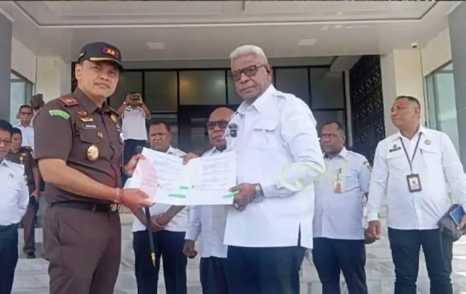 HIBAH MOBIL DAN RUMAH UNTUK KEJARI MIMIKA DI TENGAH SKANDAL KORUPSI: PUBLIK MENJERIT, “APAKAH HUKUM SUDAH DITIDURKAN?”