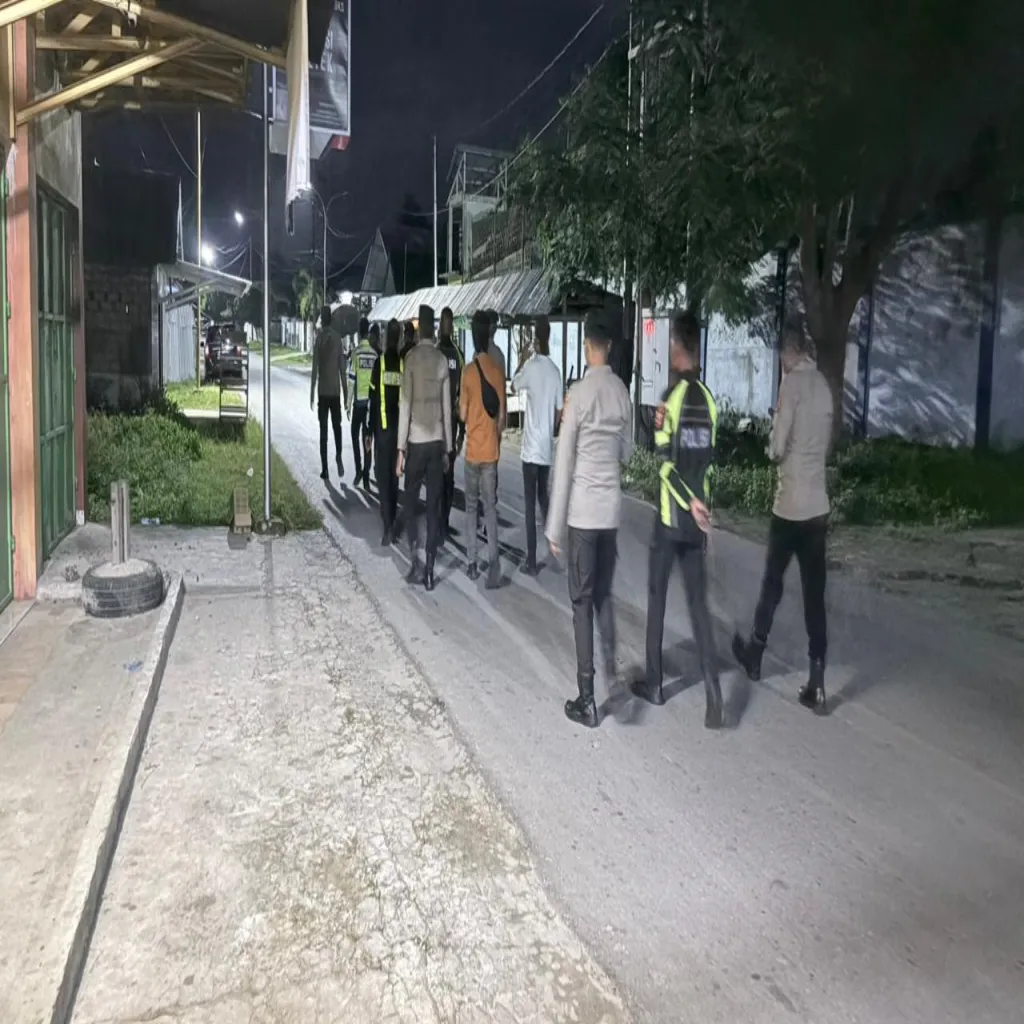 POLRES TUAL TINGKATKAN PATROLI JALAN KAKI DI DESA FIDITAN, KOTA TUAL