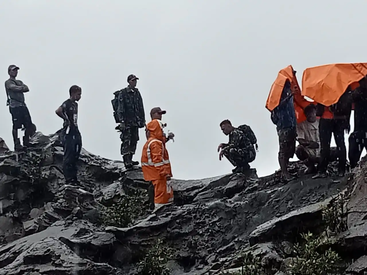 Pangdam XV/Pattimura Terjun Langsung Bantu Korban Erupsi Gunung Dukono
