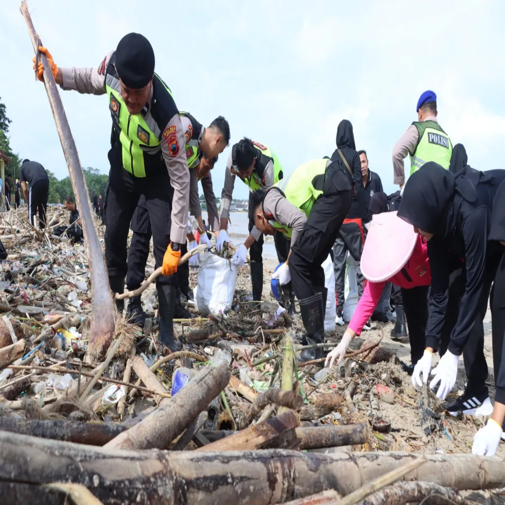 Dukung Program Indonesia ASRI, Personel Polres Jepara Terjun Langsung dalam Aksi Bersih Pantai Pantai Teluk Awur