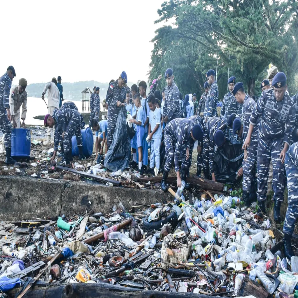 Nyatakan Perang Terhadap Sampah, Kodaeral IX Gelar Aksi Bersih Pantai Teluk Dalam Ambon