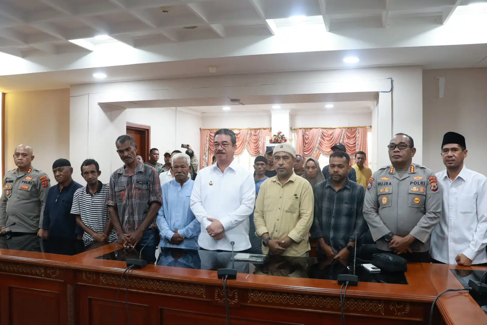 Gubernur Maluku Fasilitasi Pertemuan Damai Hitu Meseng dan Morela, Dorong Rekonsiliasi dan Perbaikan Rumah Warga yang Rusak Akibat Konflik