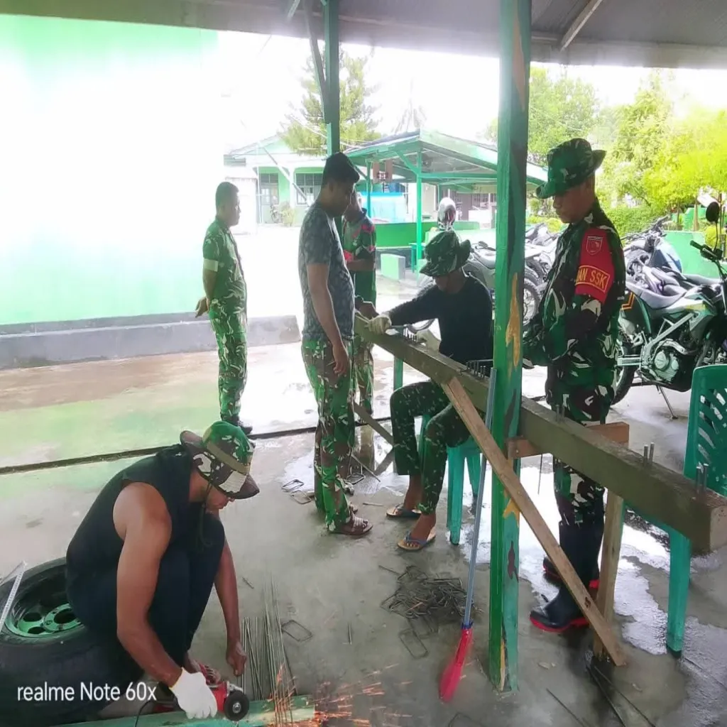 Hujan Tak Surutkan Semangat, Satgas TMMD Ke-127 Kodim 1503/Tual Tetap Bekerja Siapkan RTLH di Hari Minggu
