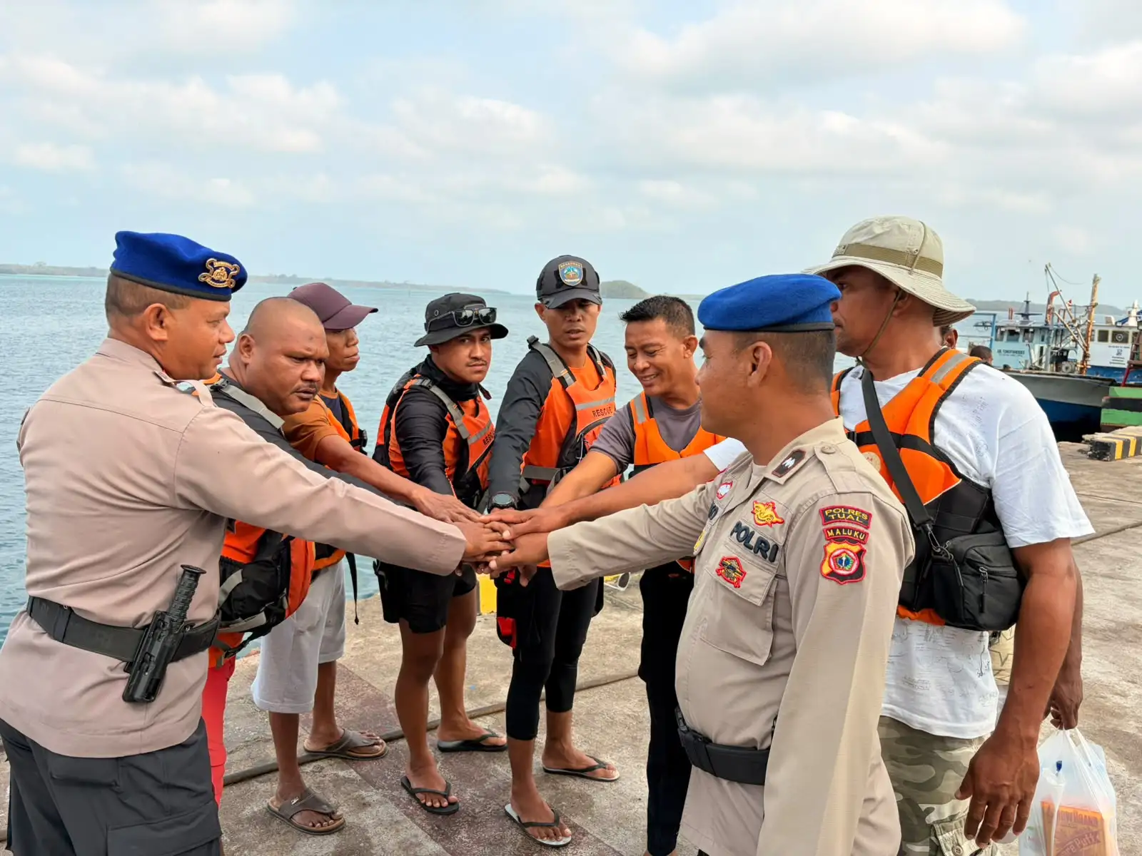 LONG BOAT MATI MESIN DI PERAIRAN TUAL, EMPAT PENUMPANG BERHASIL DIEVAKUASI SELAMAT