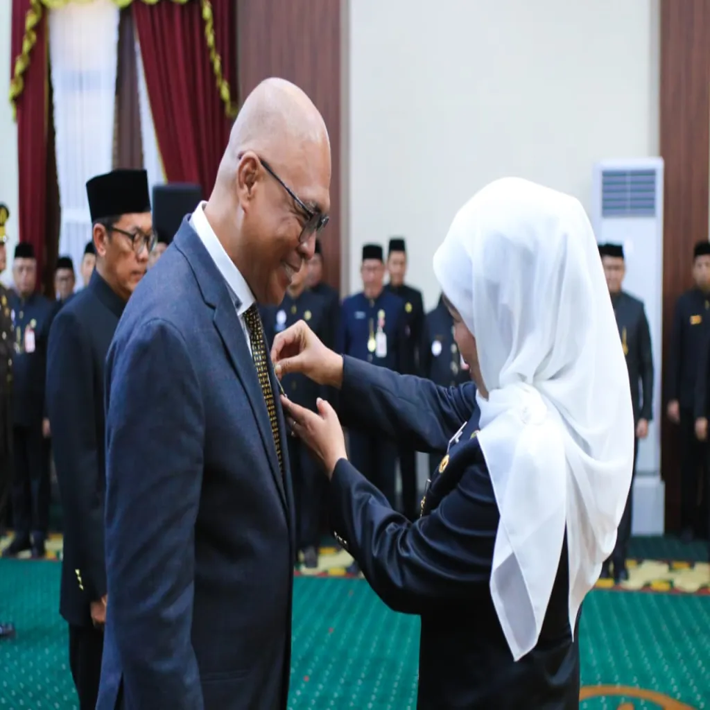 Ketua Umum PWI Pusat Akhmad Munir Dianugerahi Lencana Kehormatan “Jer Basuki Mawa Beya” dari Gubernur Jawa Timur