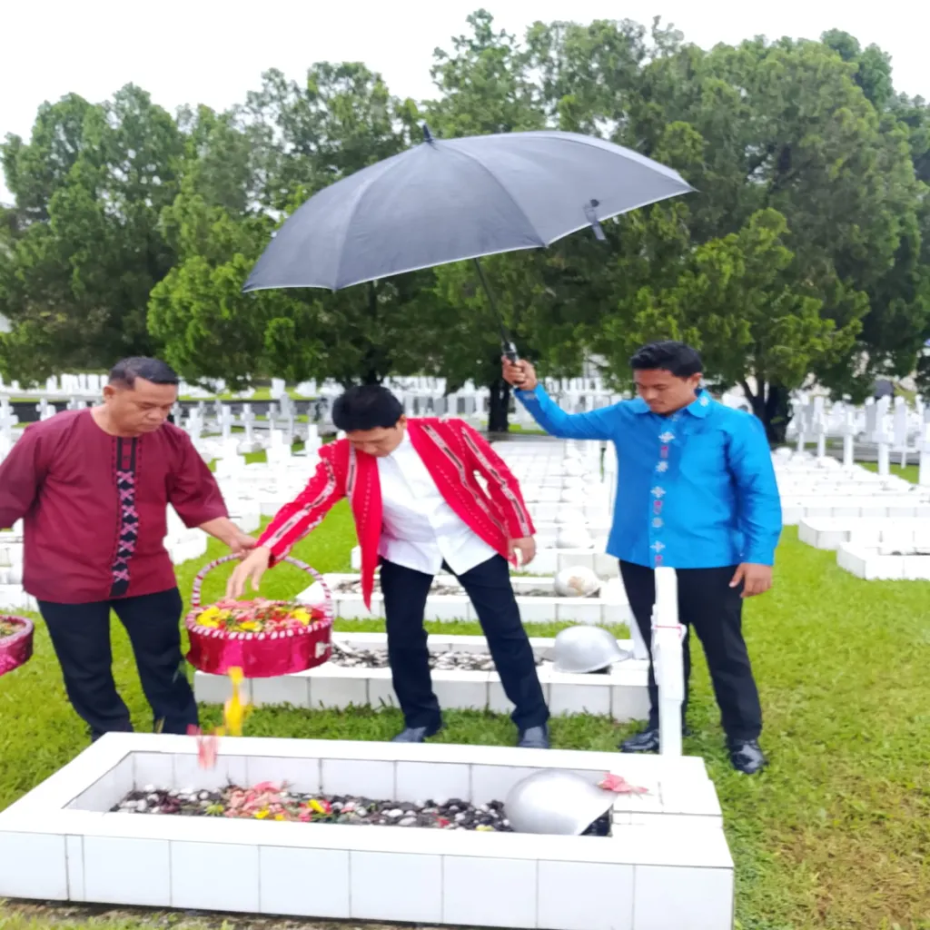 Jelang HUT ke-80 Maluku, Sekda Sadali Ie Pimpin Ziarah dan Tabur Bunga di TMP Kapahaha