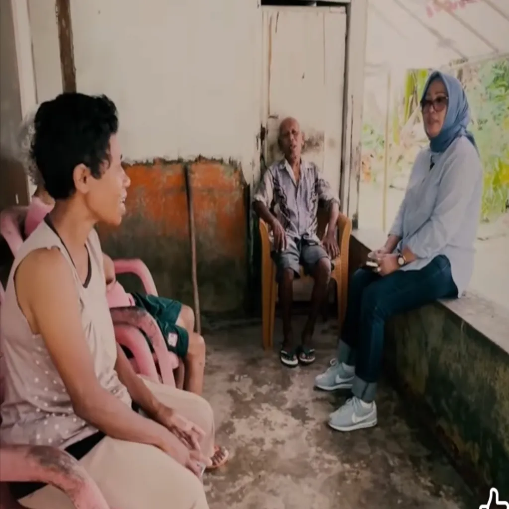 Duduk Mendengar Cerita Korban Bencana Alam di Negeri Hutumuri Dusun Wailiha.