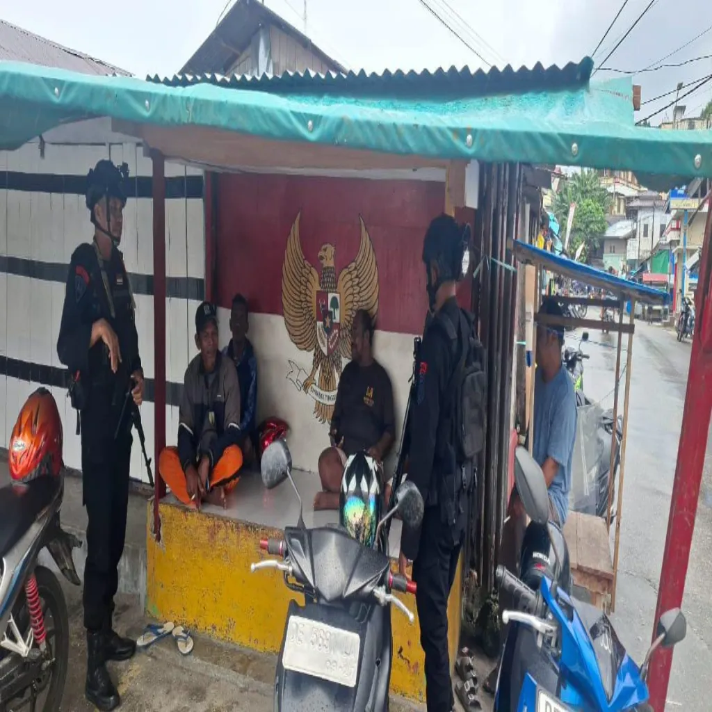 Brimob Intensifkan Patroli di Tual, Hadirkan Rasa Aman hingga ke Pemukiman Warga