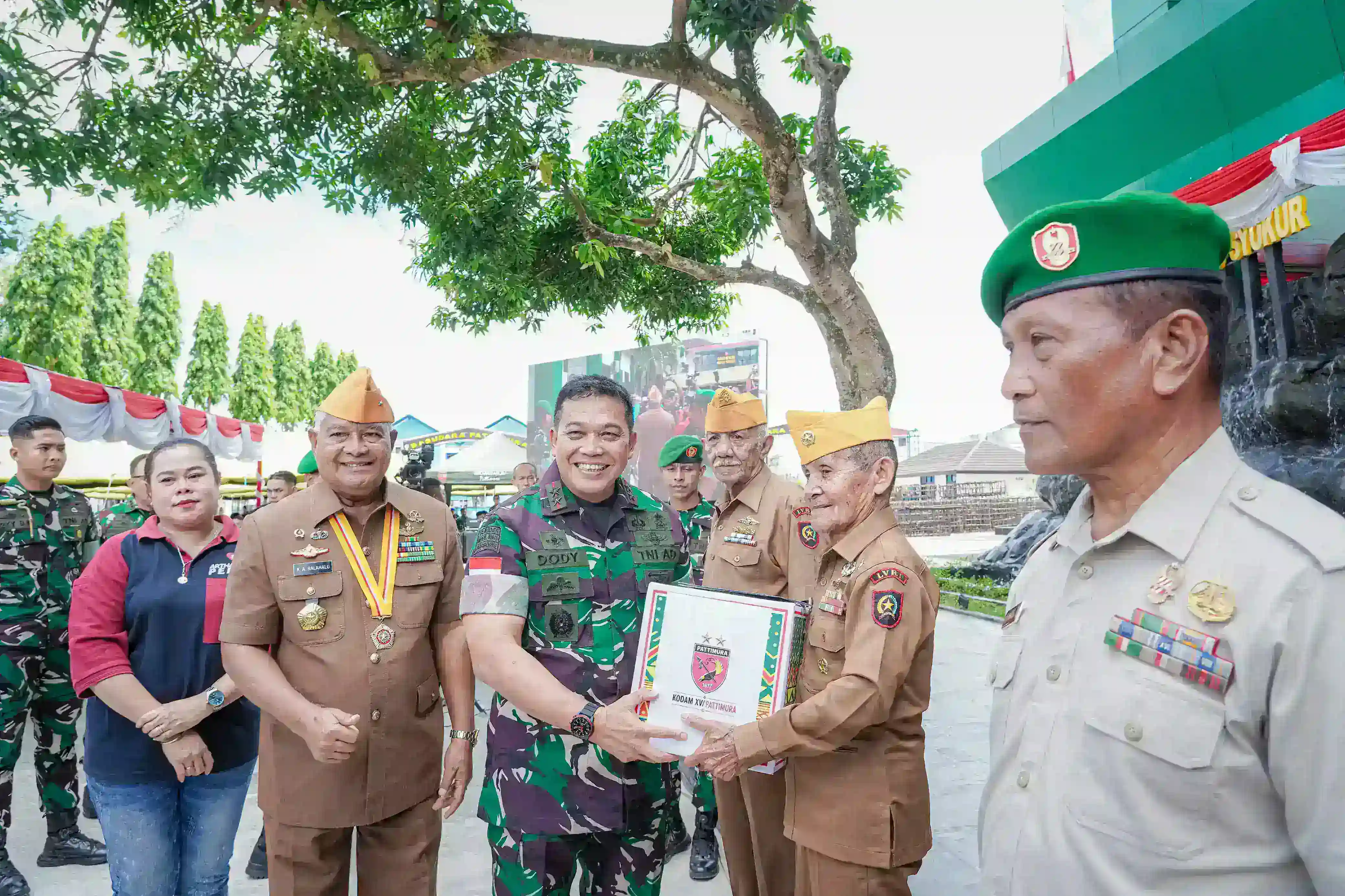 Hangat dan Penuh Kebersamaan, Kodam XV/Pattimura Rayakan HUT LVRI-PPAD Bersama Masyarakat