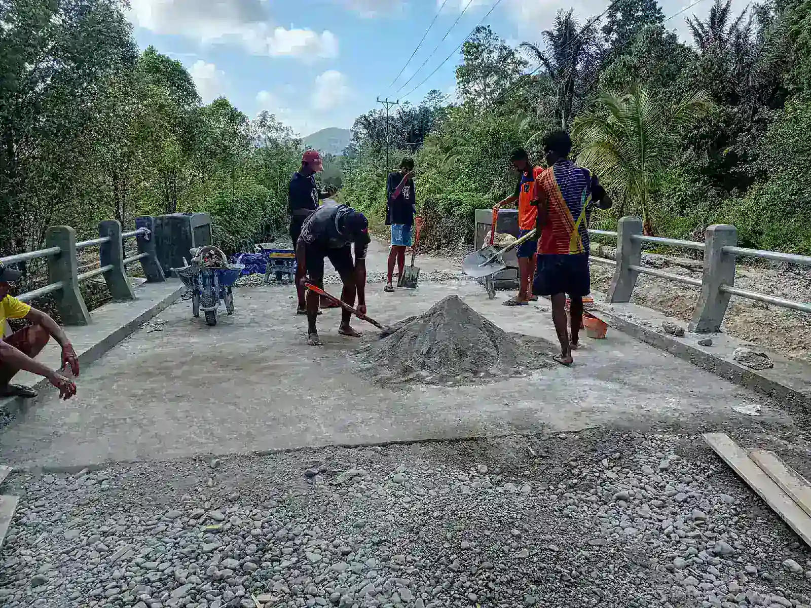 Pembangunan Jembatan Garuda Dusun Laiyueng Desa Lumoli Memasuki Tahap Finishing
