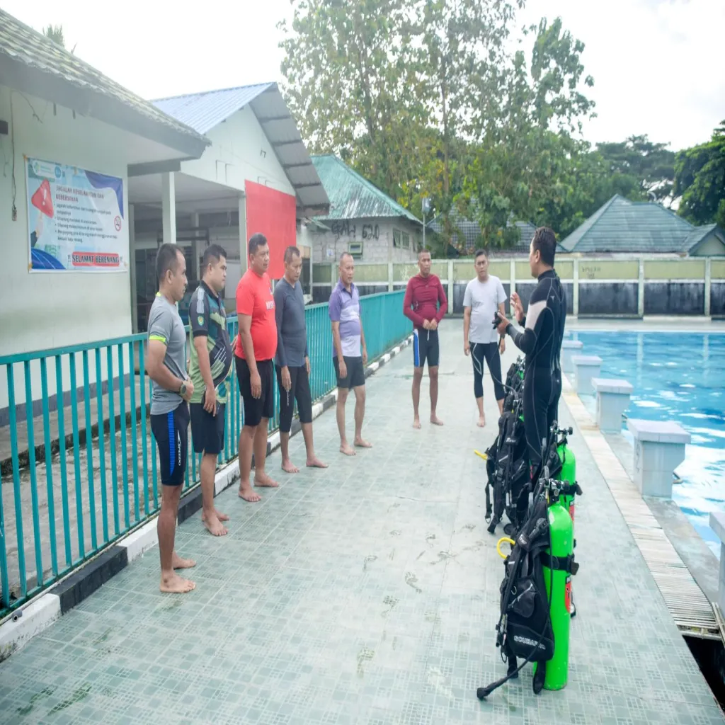Danrem 151/Binaiya Pimpin Latihan Diving Dasar di Kolam Renang 733/Masariku