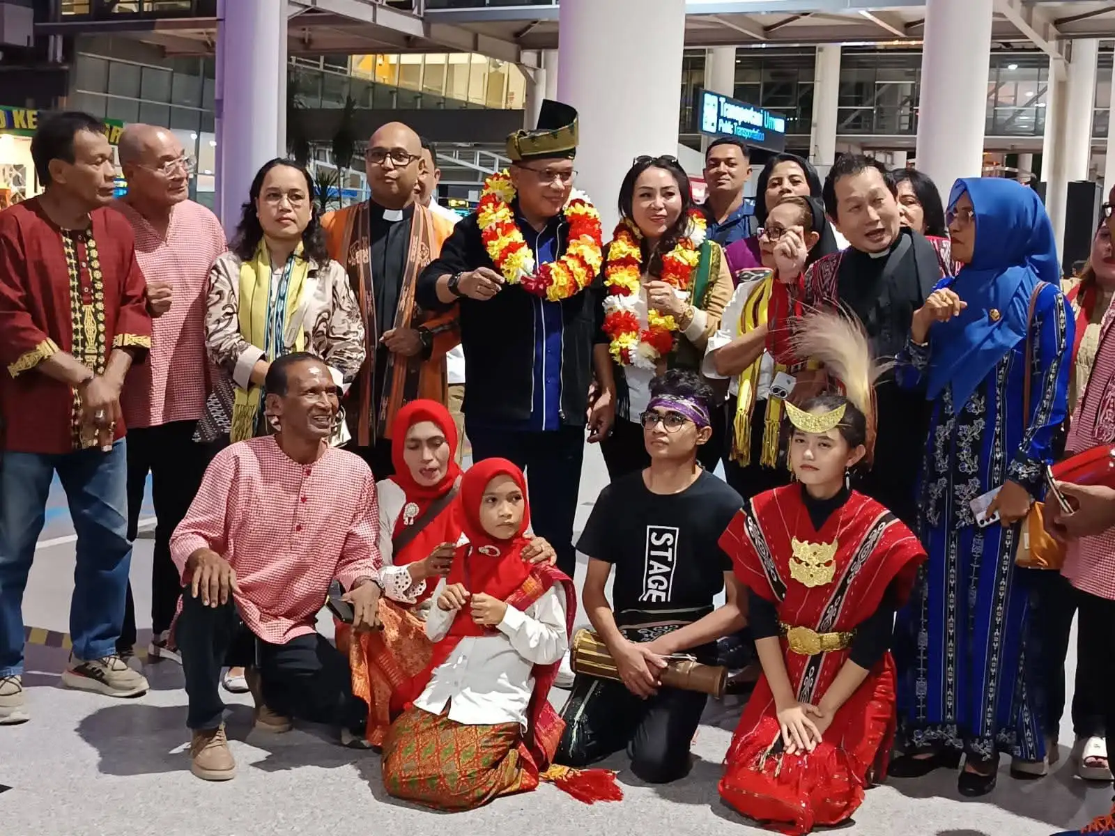 Hadiri Rakernas APEKSI XVIII, Wali Kota dan Ketua TP PKK Ambon Tiba di Medan