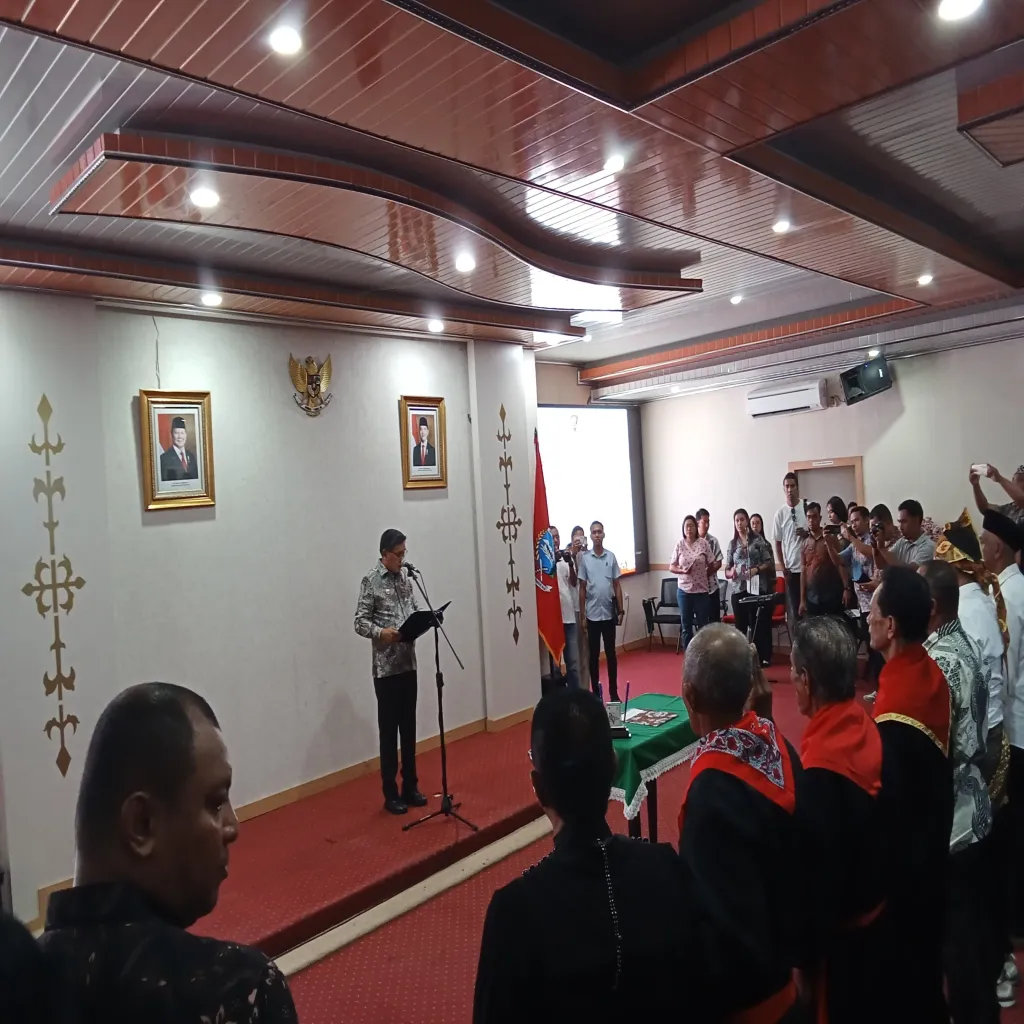 Walikota Ambon Tekankan Pentingnya Kerja Sama dalam Penyelenggaraan Pemerintahan Desa