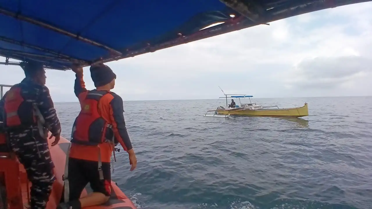Alami mati mesin dan terombang-ambing, tiga orang warga Kepulauan Aru berhasil diselamatkan