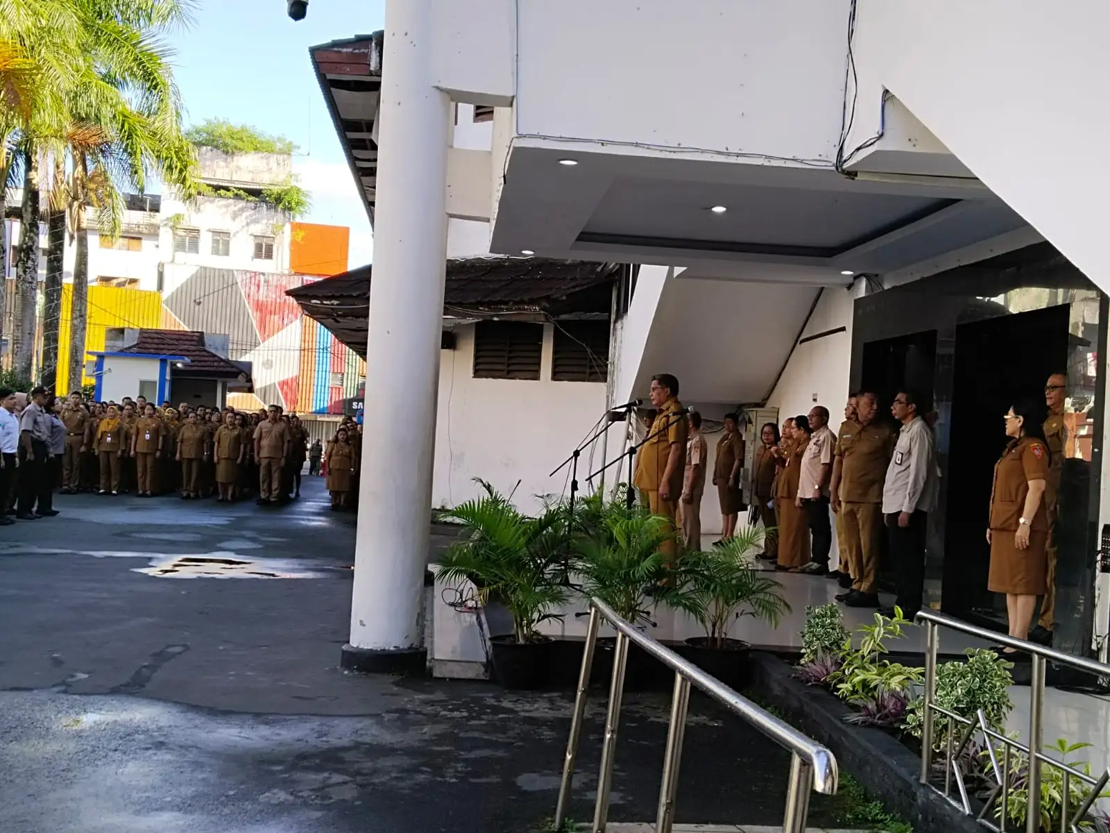 Rangkai Apel Pagi & Serahkan Sertifikat Halal: Wali Kota Tegaskan Jaga WTP, Dan Pastikan Gaji ke-13 Cair
